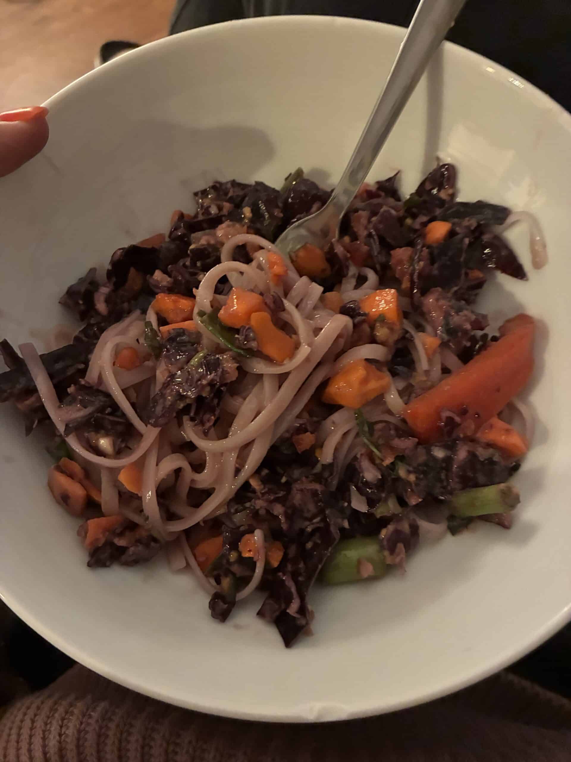 Zum Abendbrot mache ich Thai Nudelsalat. Die Kinder finden es oll, ich finde es toll.