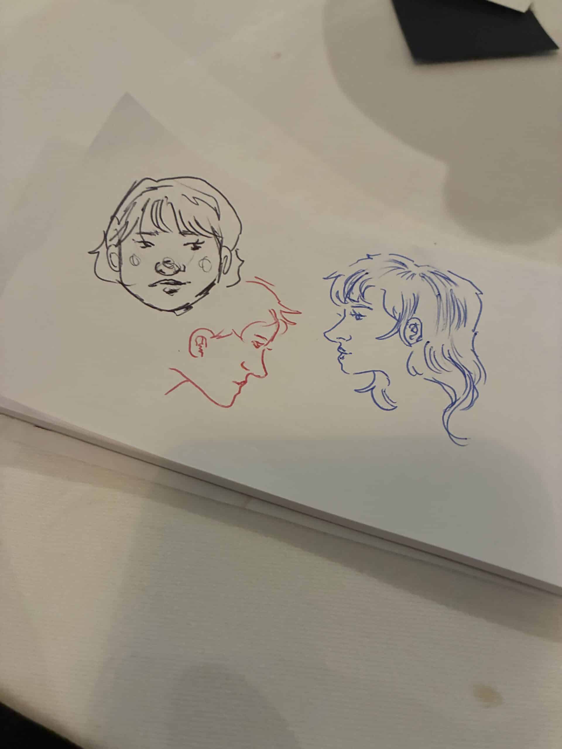 Das Kind neben mir zeichnet am Essenstisch. Ein schöner Abend vergeht so recht schnell.