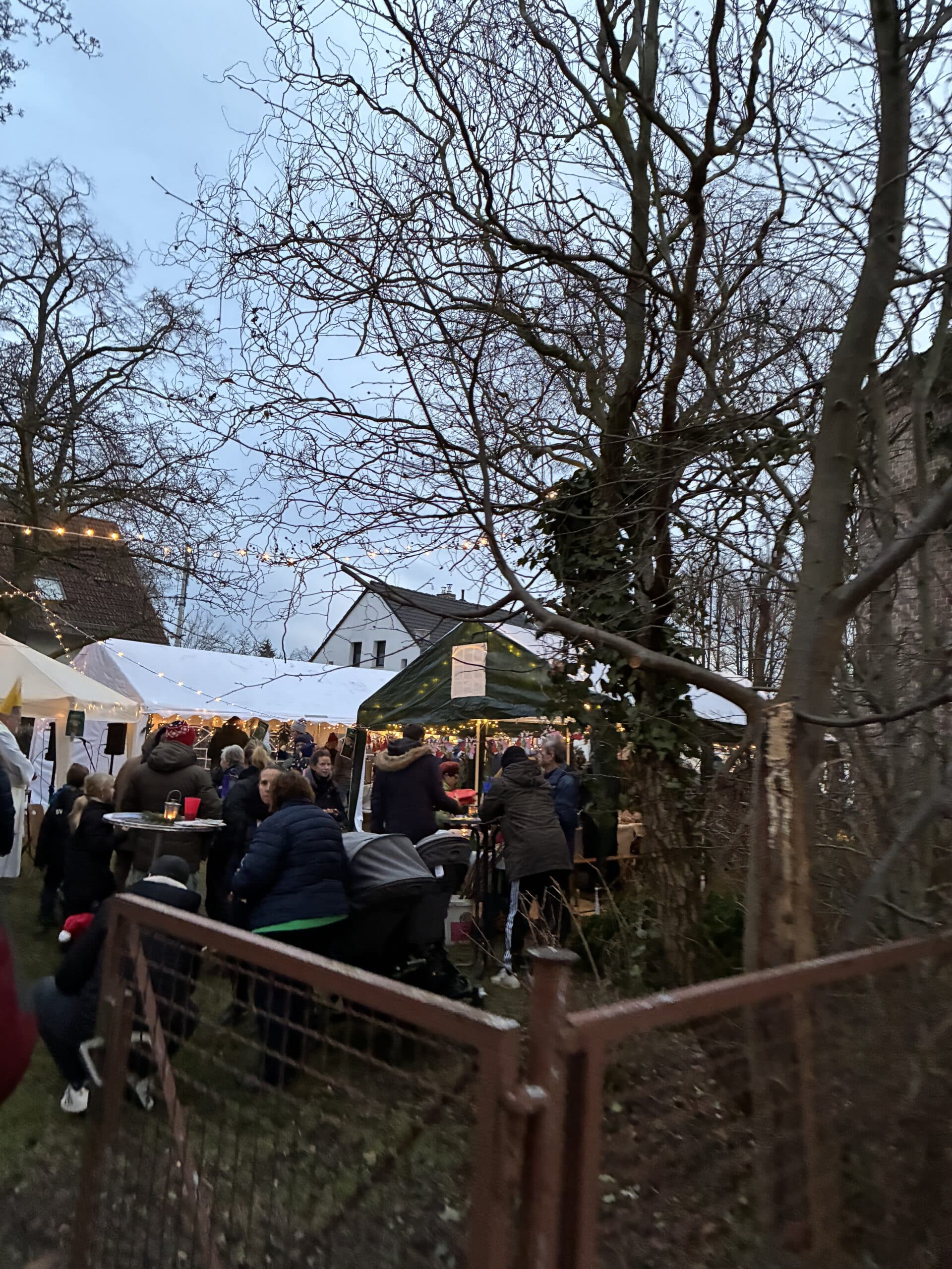 Nach einigen Fahrdiensten für die Kinder verbringe ich dann einige Zeit (allein) auf dem Weihnachtsmarkt an der Kirche. Wieder richtig schön.