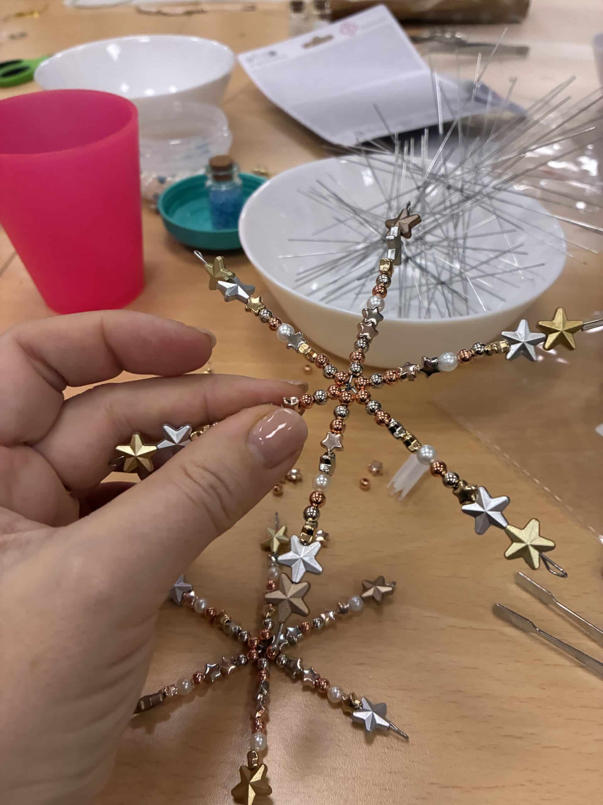 Dort wird gebastelt und mich bringt das echt immer wieder runter, so innendrin. Ich mach dann mal Deko zu Weihnachten.