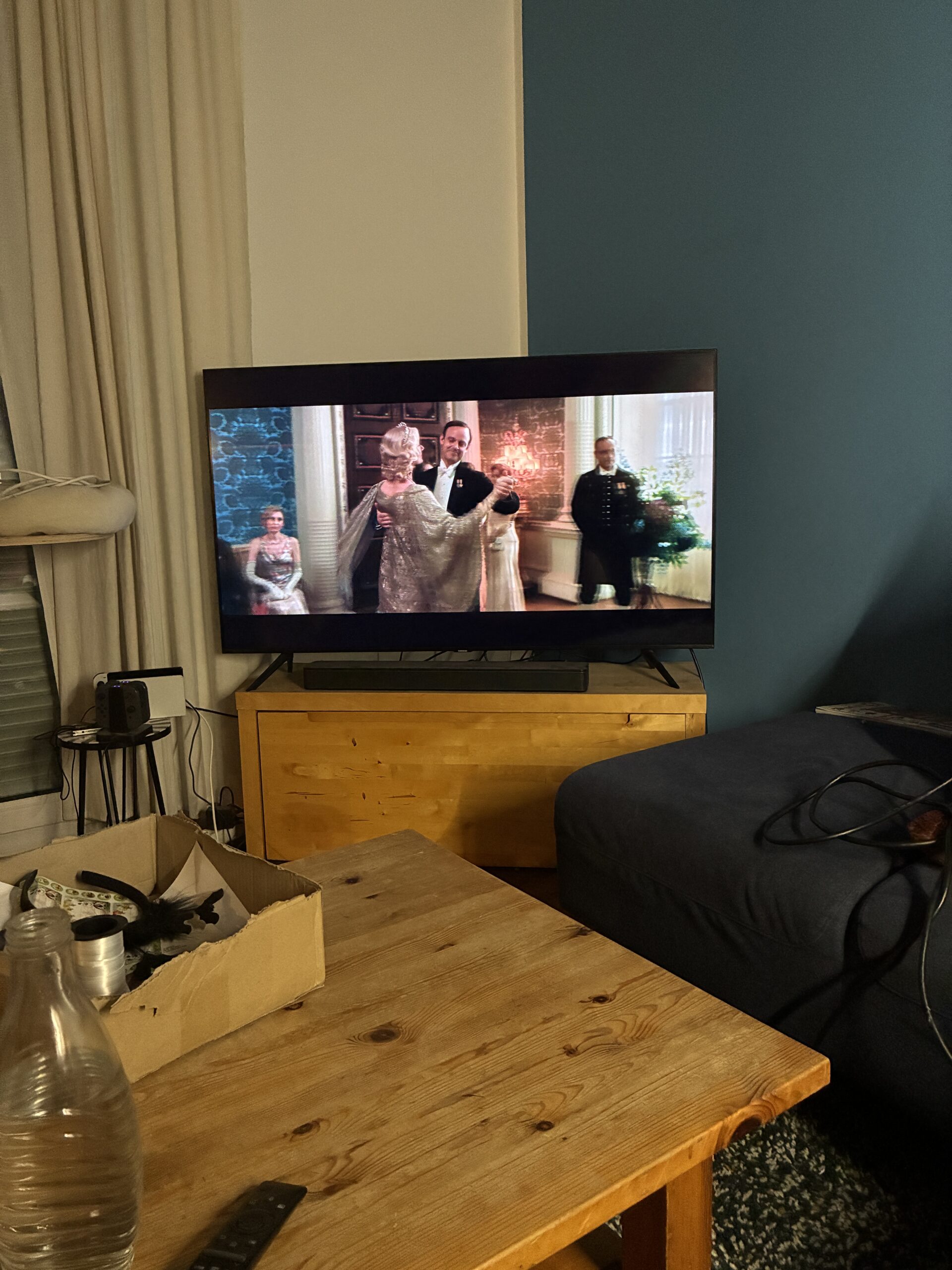 Am Abend schaue ich dann (in Ruhe) mal Downton Abbey. Es kann nämlich niemand meckern!