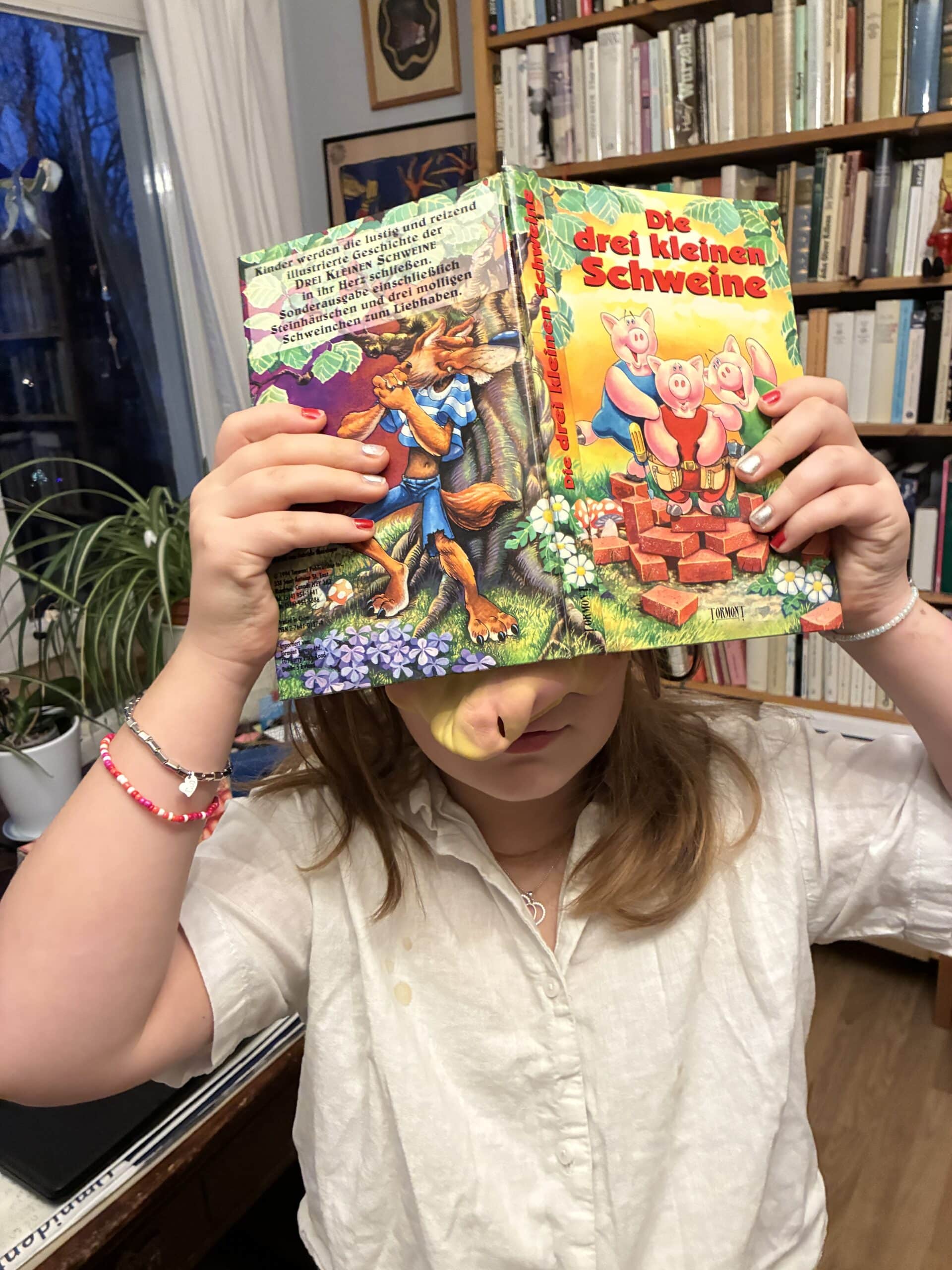 Dort wird traditionell "die drei kleinen Schweinchen" von der Jüngsten dargeboten.