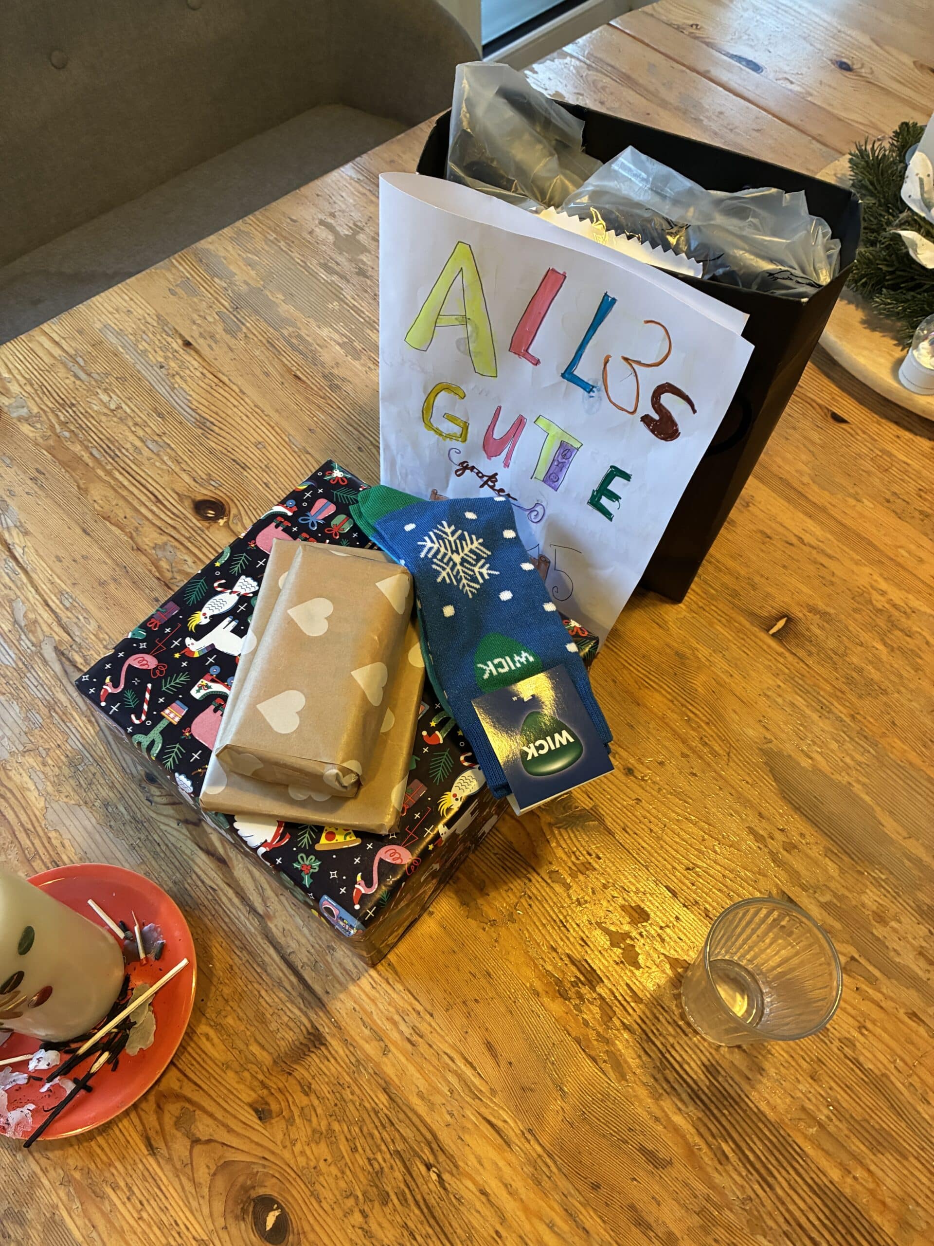 Danach öffnet ein Geburtstagskind seine Geschenke.