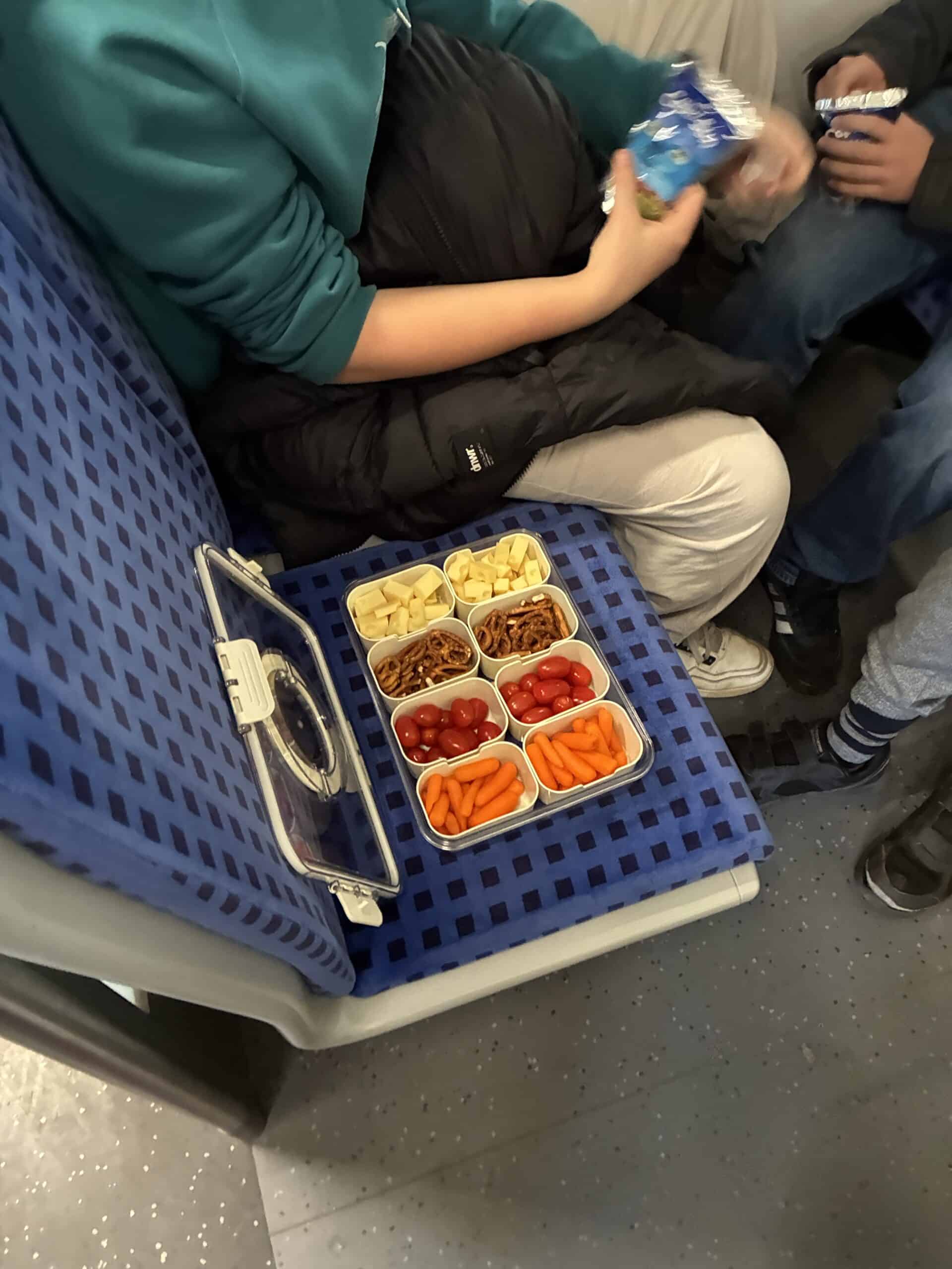 Als Geburtstagsparty drehen wir heute eine Runde mit der Ringbahn durch Berlin, spielen Spiele und essen Snacks (Artikel dazu folgt).