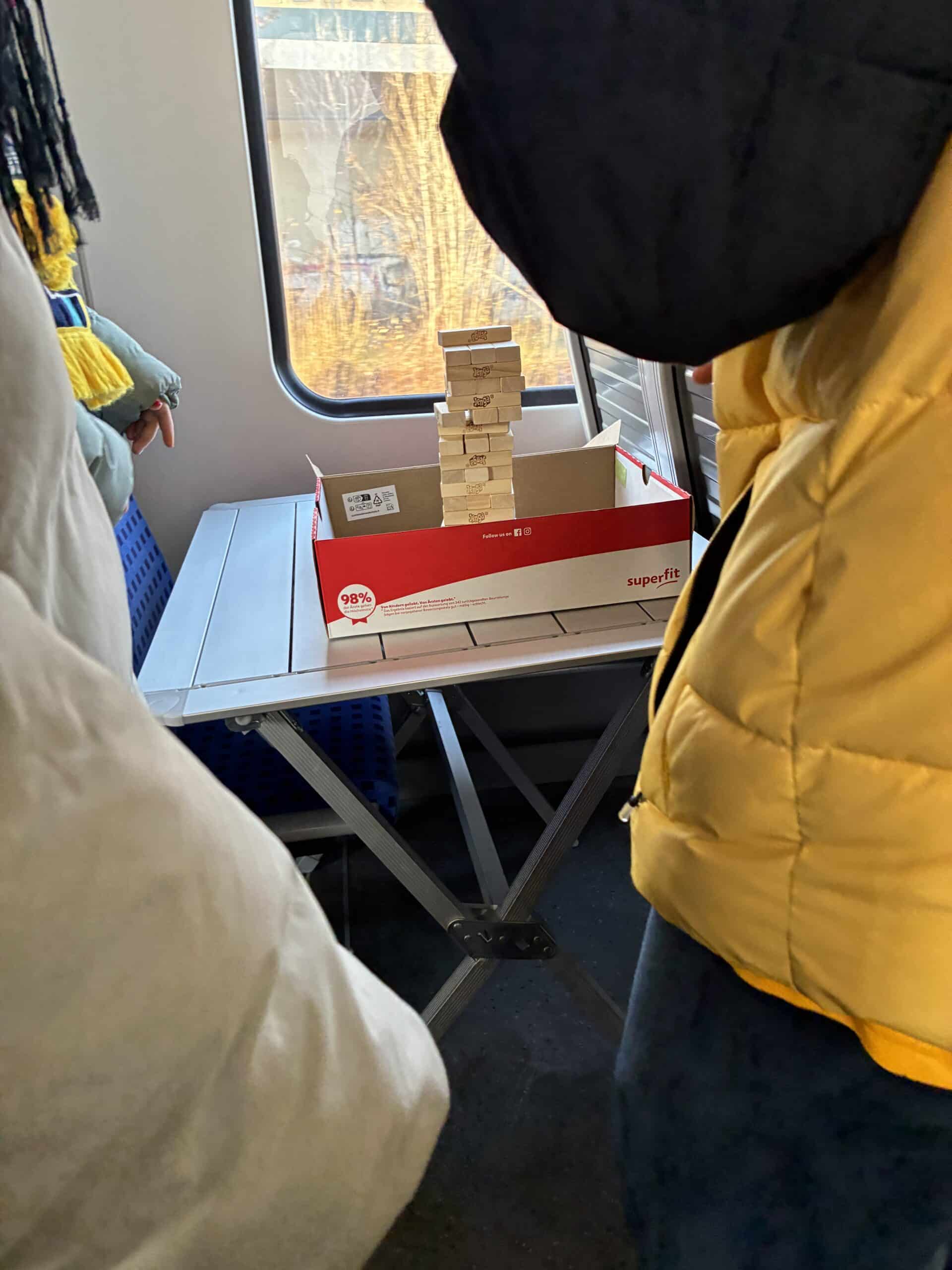 Dabei haben wir auch einen Campingtisch und Jenga.