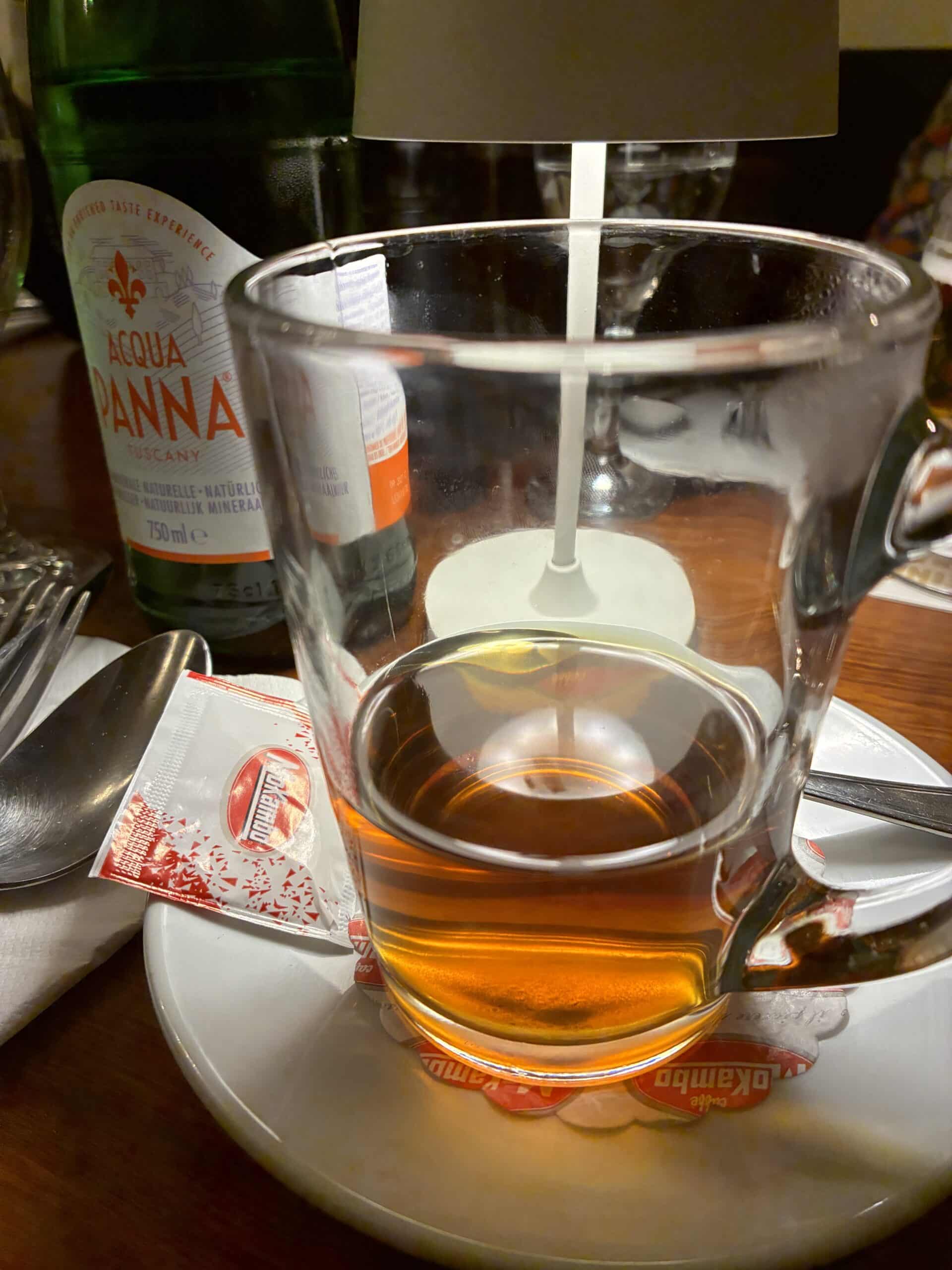 Wir gehen am Abend endlich mal mit Freunden essen. Für mich gibt es Pfefferminztee