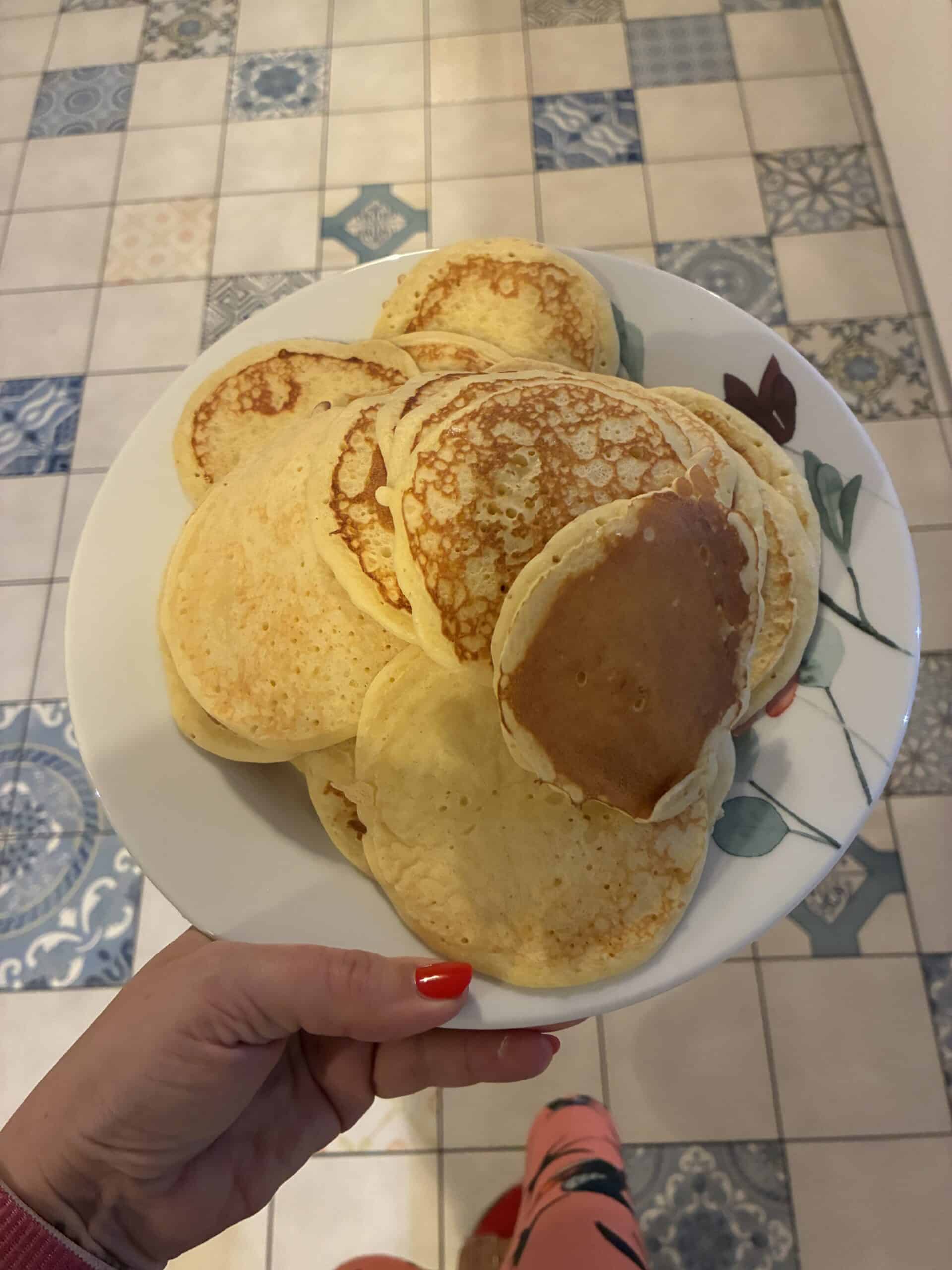 Für die Sternsinger, die heute noch kommen, werden Pancakes vorbereitet.