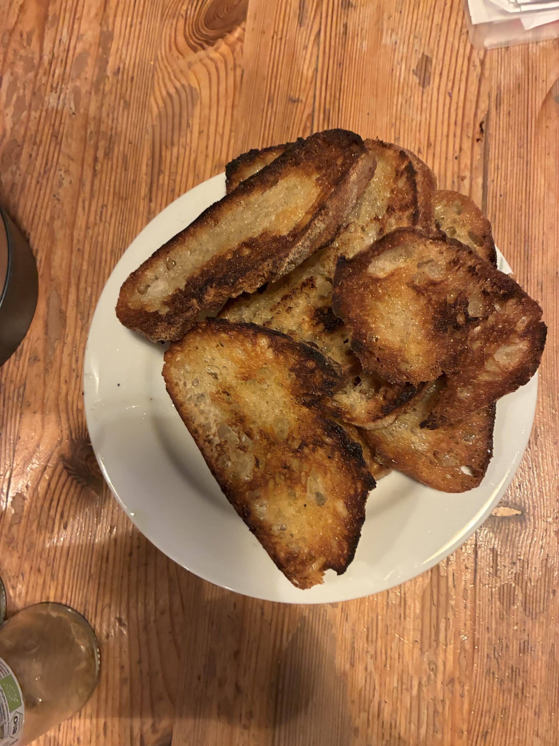Zum Abendbrot dann Kürbissuppe mit angeröstetem Brot. Einfach und lecker (die Suppe kochte so nebenbei, das war zum Glück kein Aufwand).