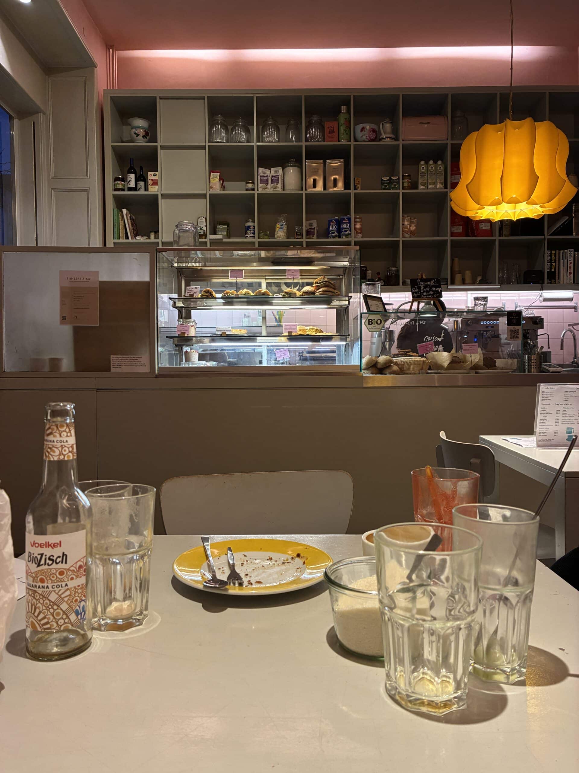 Am Nachmittag treffen wir uns im Café mit dem Kind und geniessen glutenfreien Kuchen.