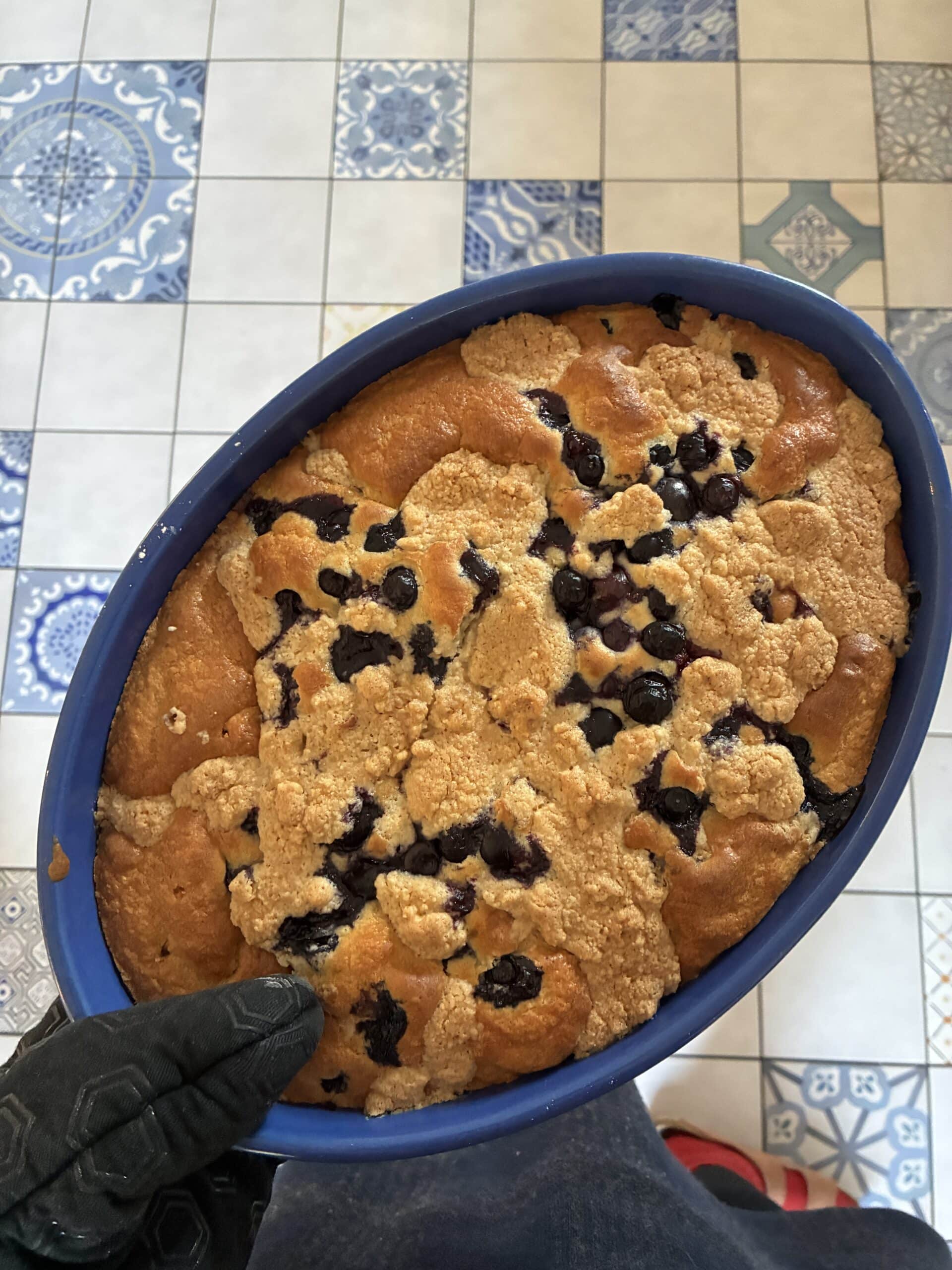 Am Nachmittag wird gebacken. Es gibt Blaubeerkuchen.