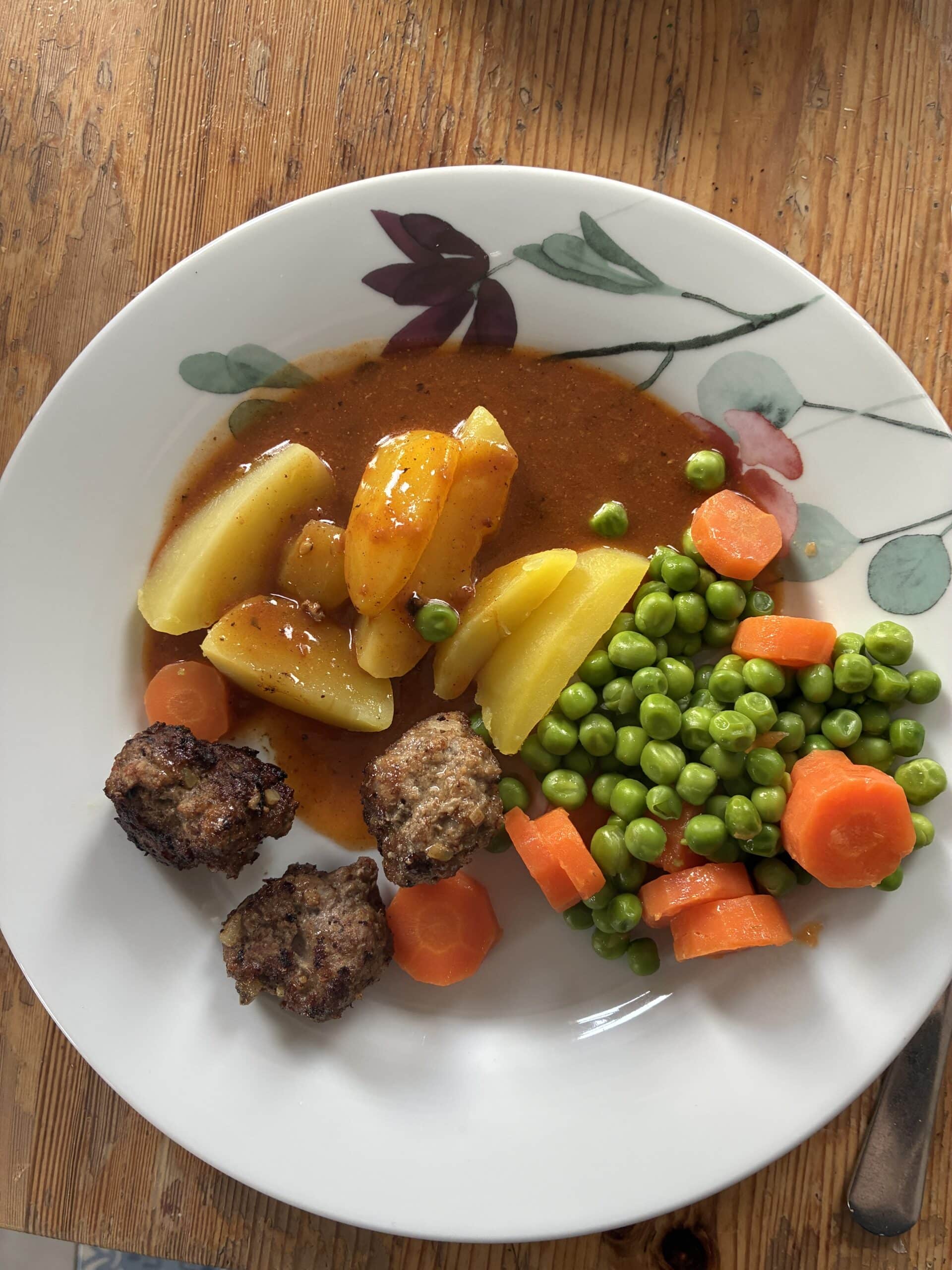 Zum Mittag heute Bouletten und Gemüse.