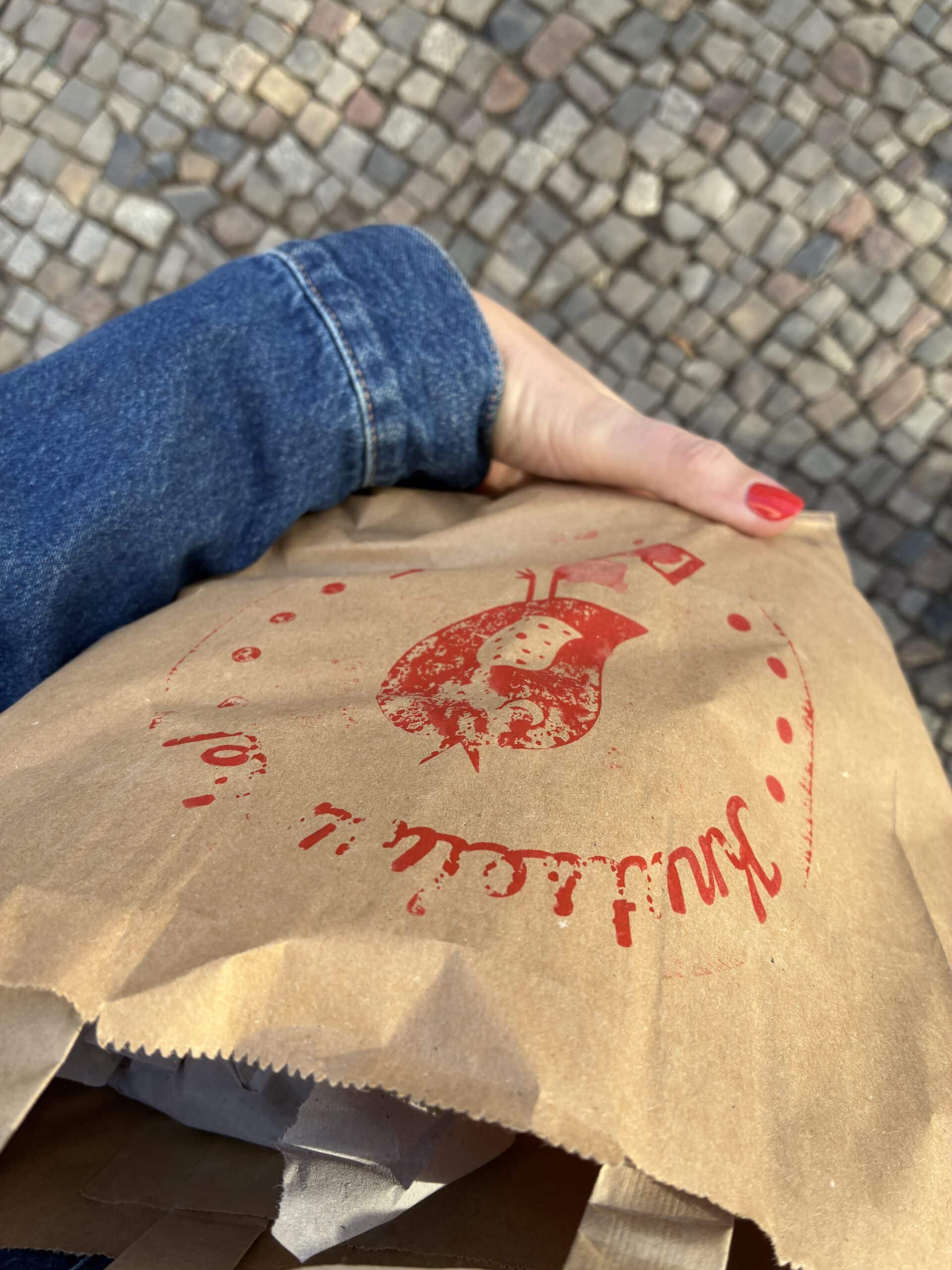 #5 Nach der Arbeit holen das kleine Kind und ich bemalte Keramik aus PBerg ab.
