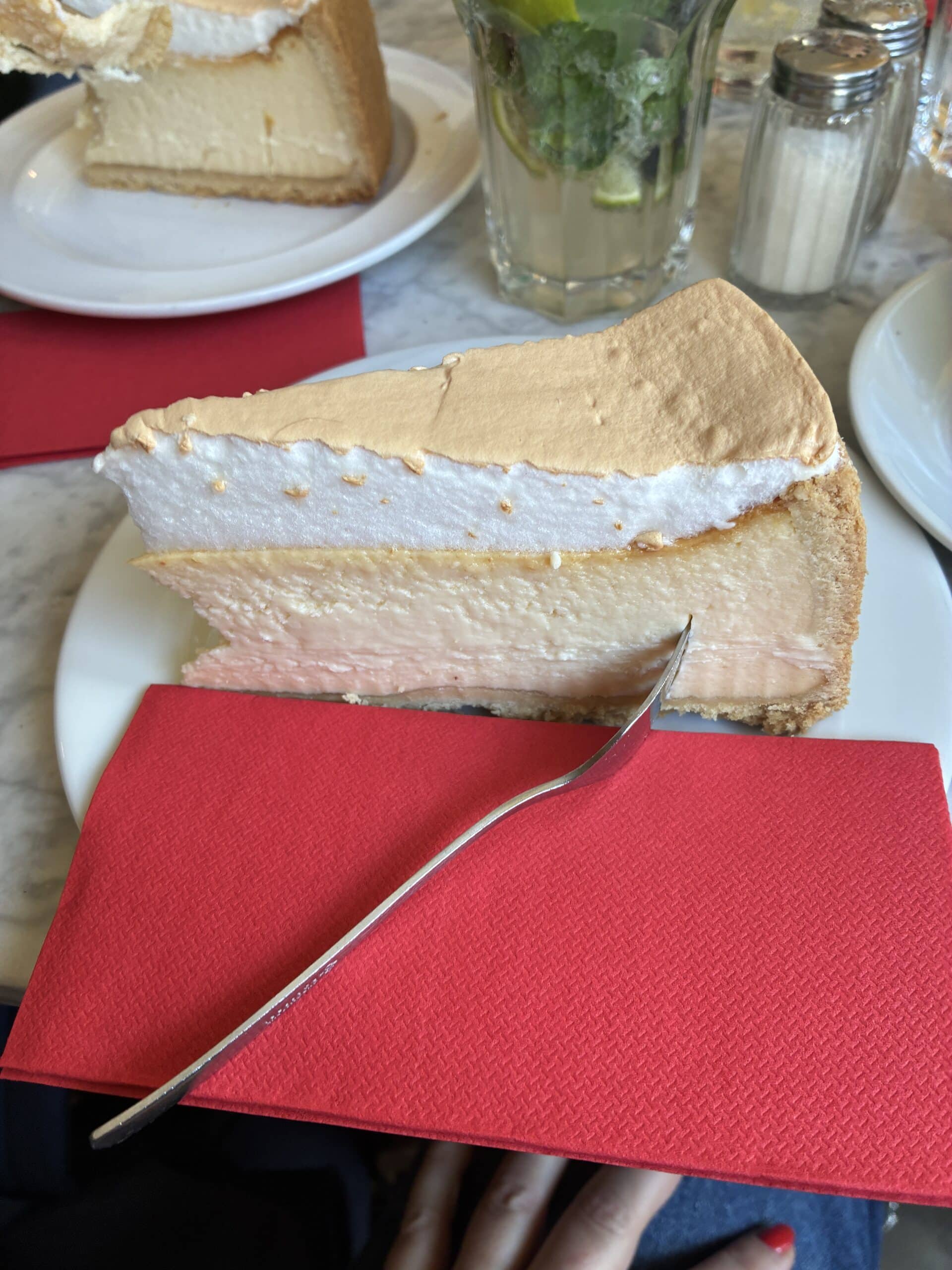 #6 und essen Käsekuchen.