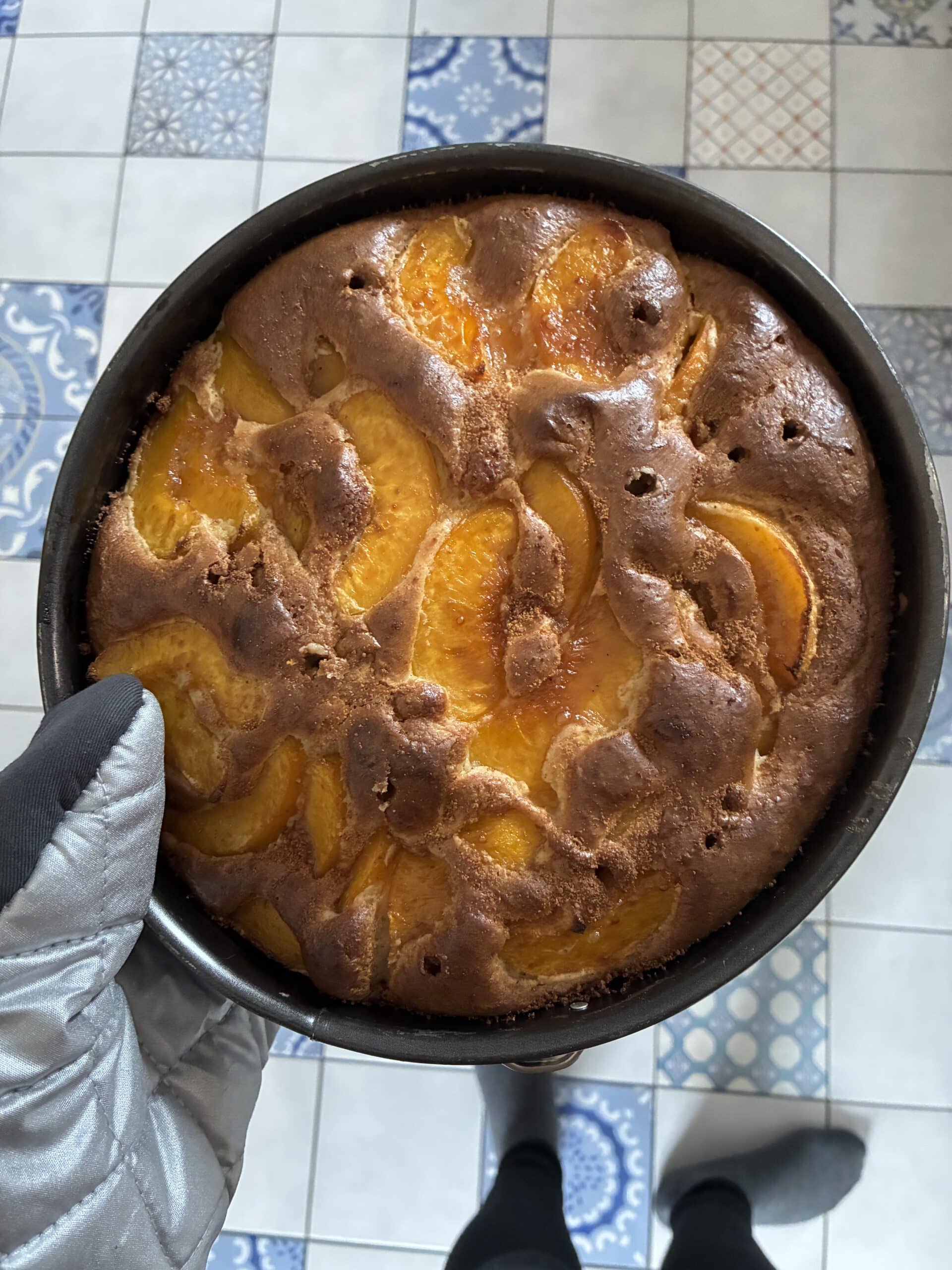 und backen dann Joghurtkuchen mit Pfirsichhälften, glutenfrei.