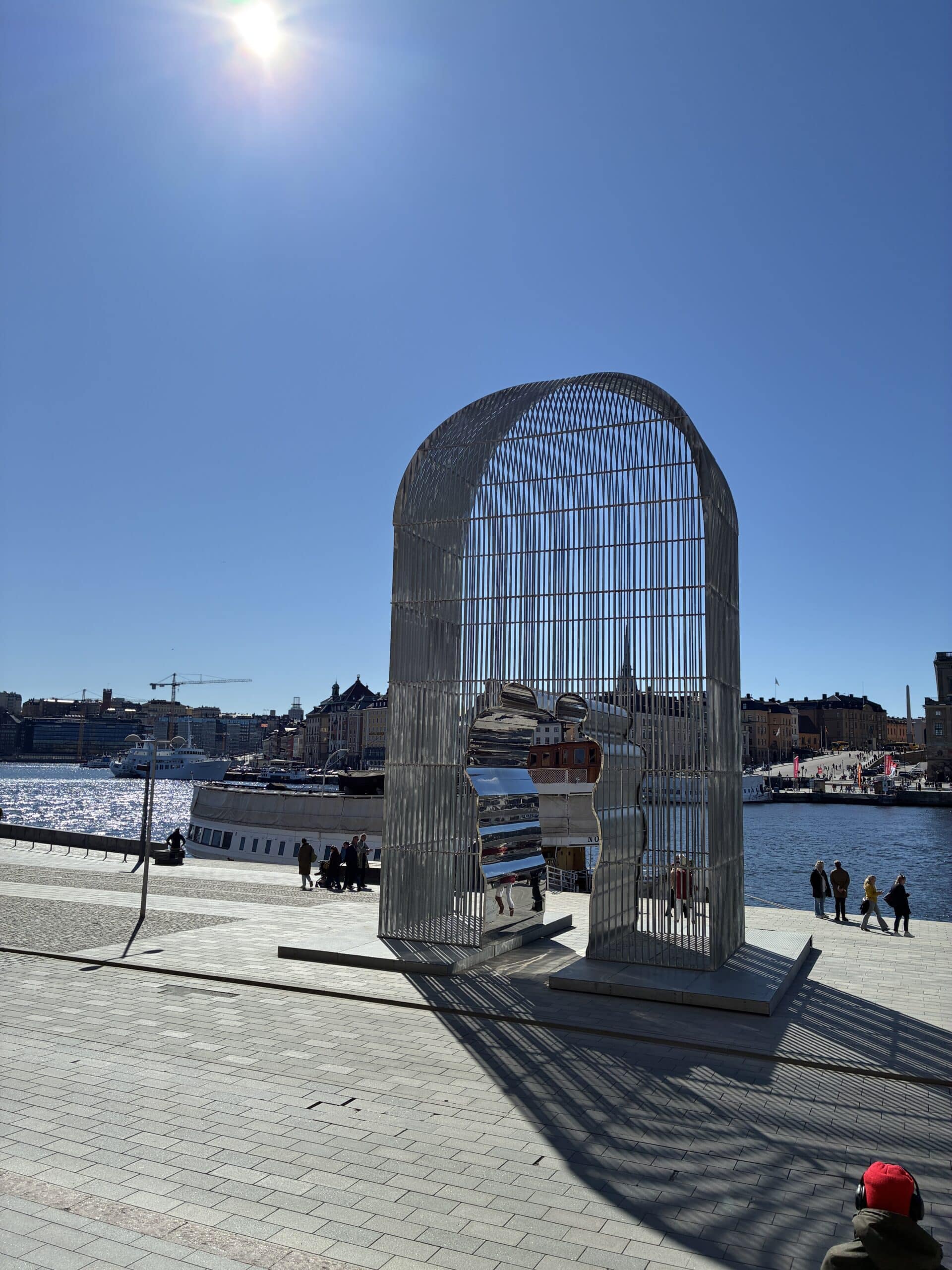 Danach gehen wir noch eine Weile durch die Stadt und schauen am Wasser entlang.