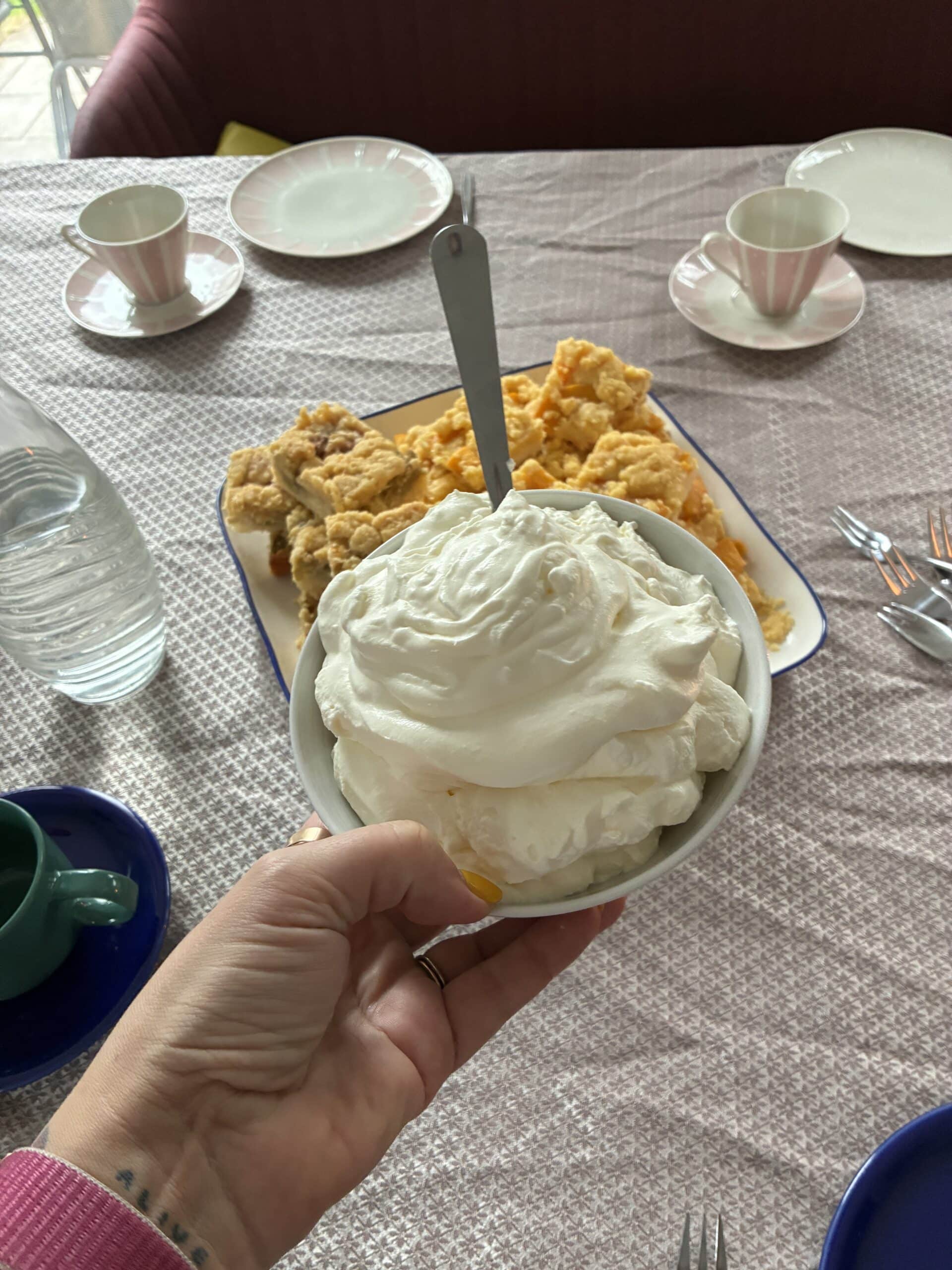 Am Nachmittag gibt es Sahne und Kuchen zum Geburtstag mit der Familie.