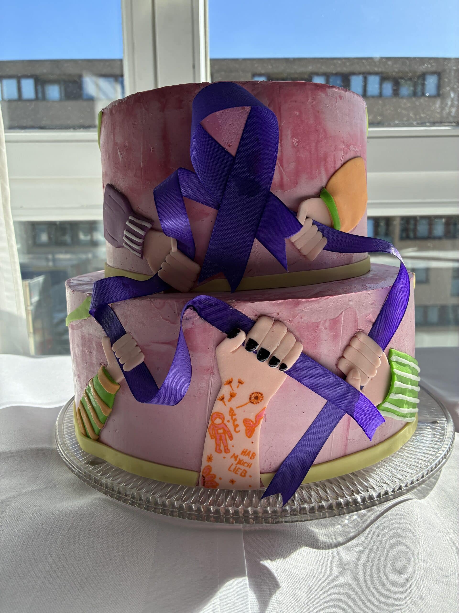 Da gab es auch eine Torte, die zum Buch gepasst hat. Ein so schöner Moment. Ich habe sehr viel geweint und gelesen.