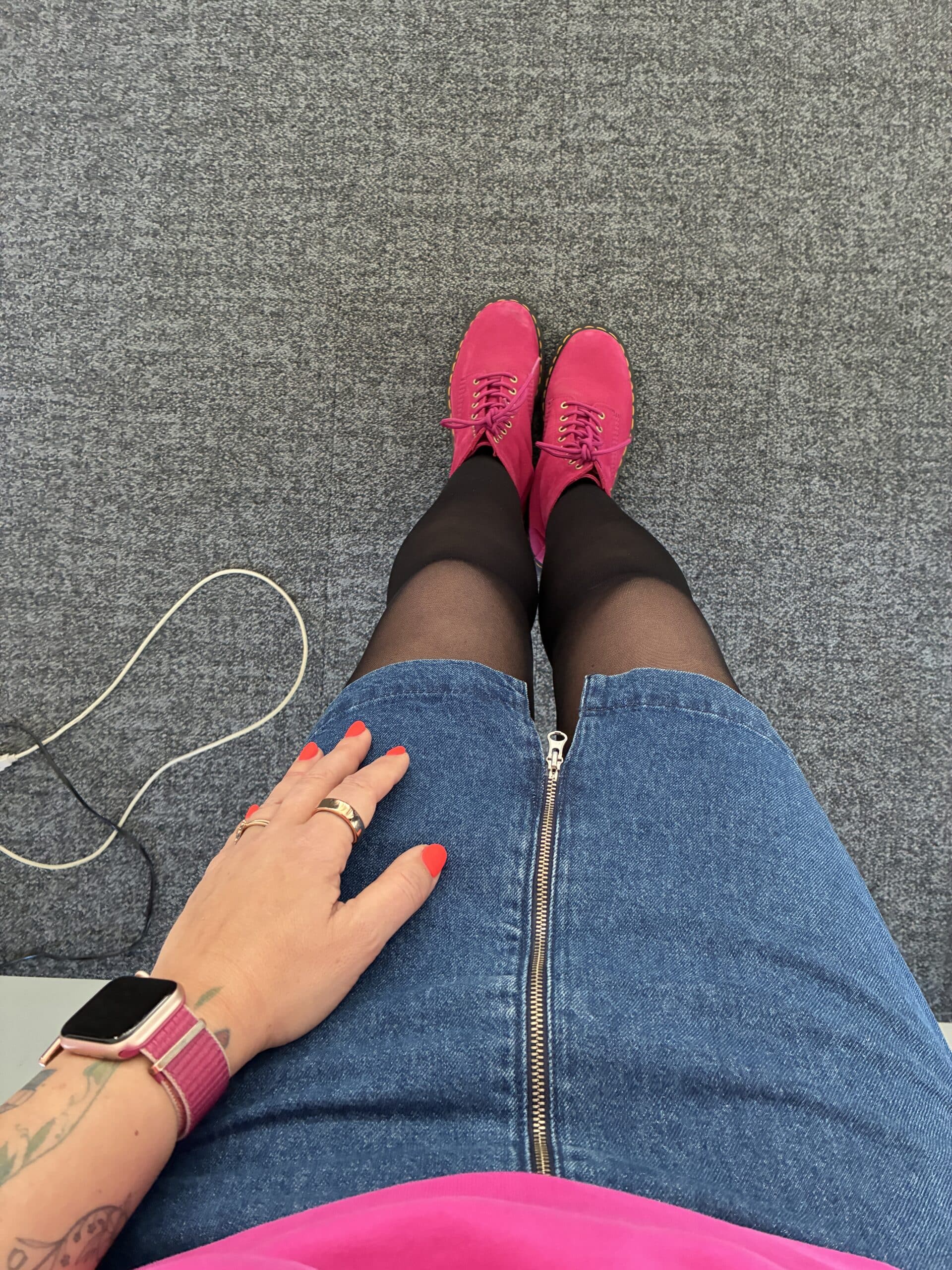 Hallo Sonntag. Heute gibt es eine kleine Feier zum Start meines Buch. Alle Expertinnen waren eingeladen und einige Freundinnen.