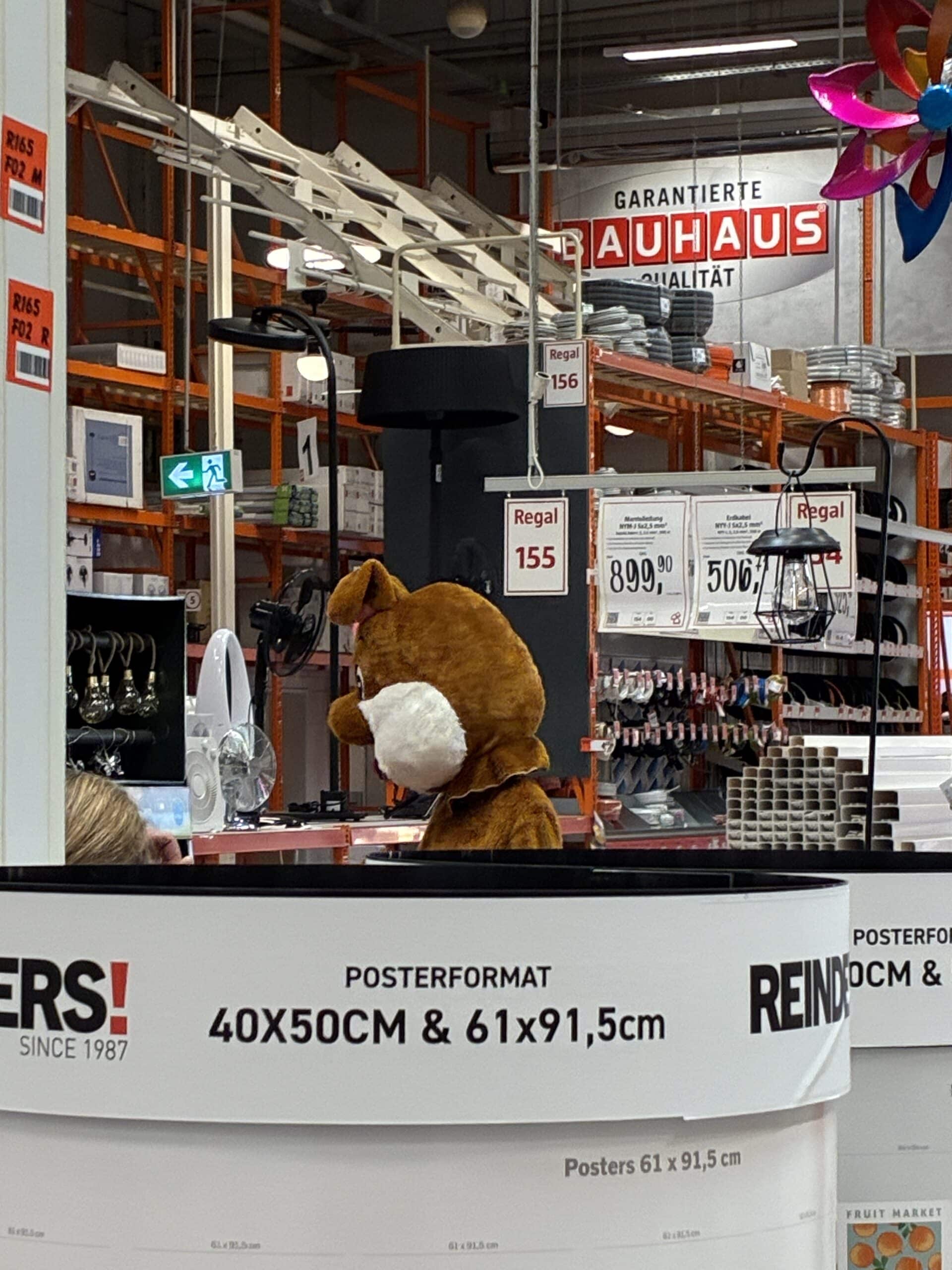 und wir treffen den Osterhasen (aber nur von weitem, ich bin ja nicht so der Fan von großen Tieren).