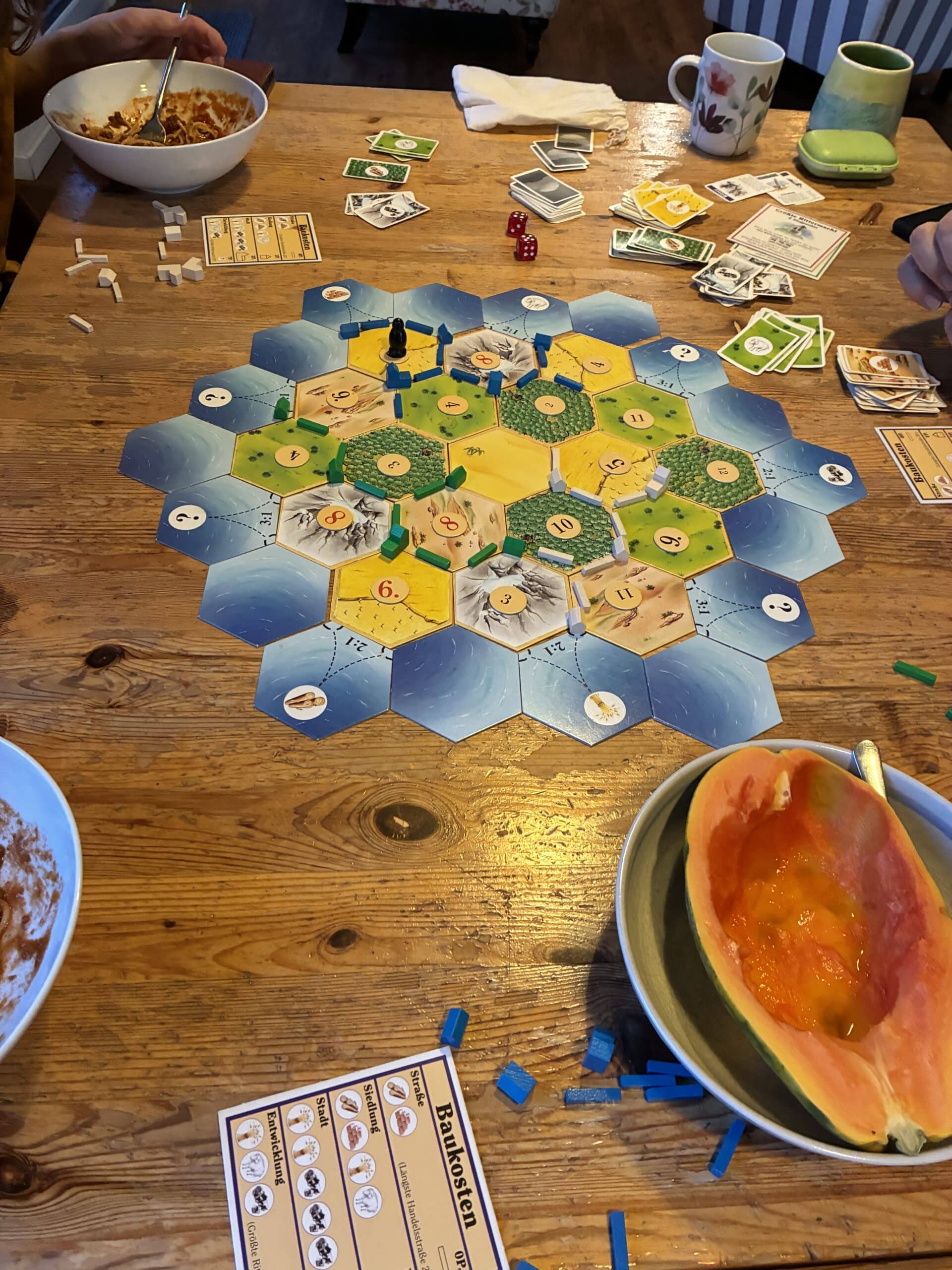 Wir spielen noch Brettspiele mit den Kindern. Endlich mal wieder Zeit dafür.