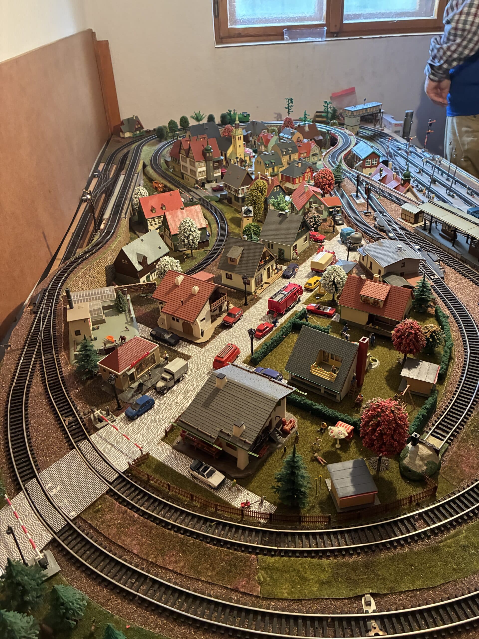 Im Keller dann die Eisenbahn von Opa, die hin- und herfährt.