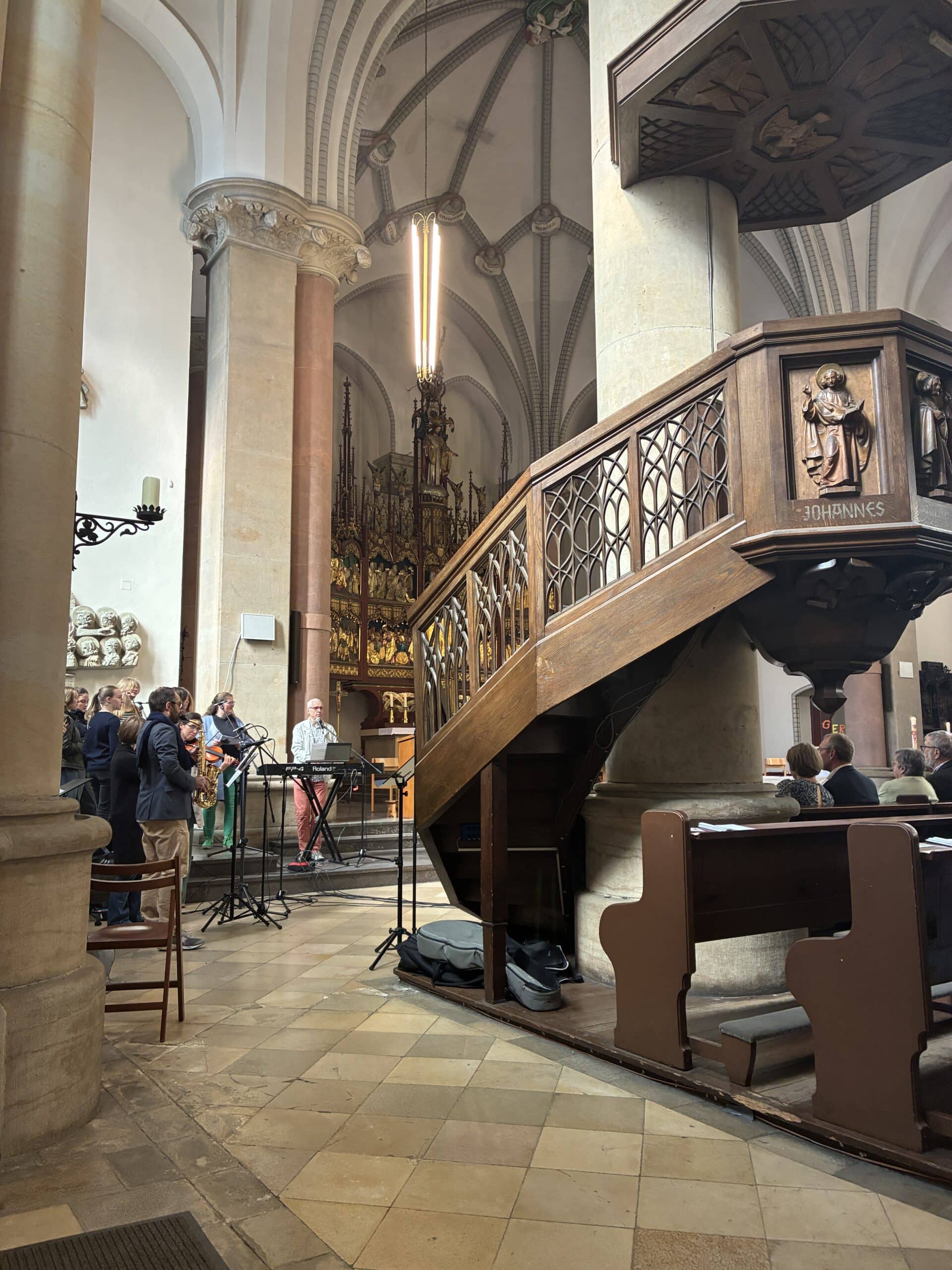 Die Kirche ist voll, bunt und lustig. Auch für mich (als nicht Katholikin in diesem Haushalt) immer wieder schön anzusehen.