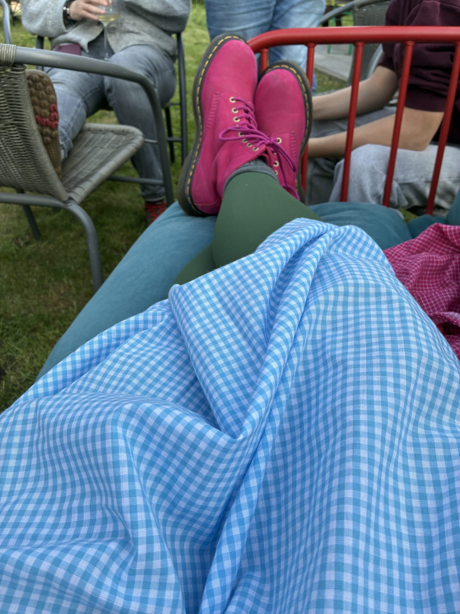 Wegen meiner OP letzte Woche muss ich immer wieder meine Beine hochlegen, sehe dabei aber gut aus.