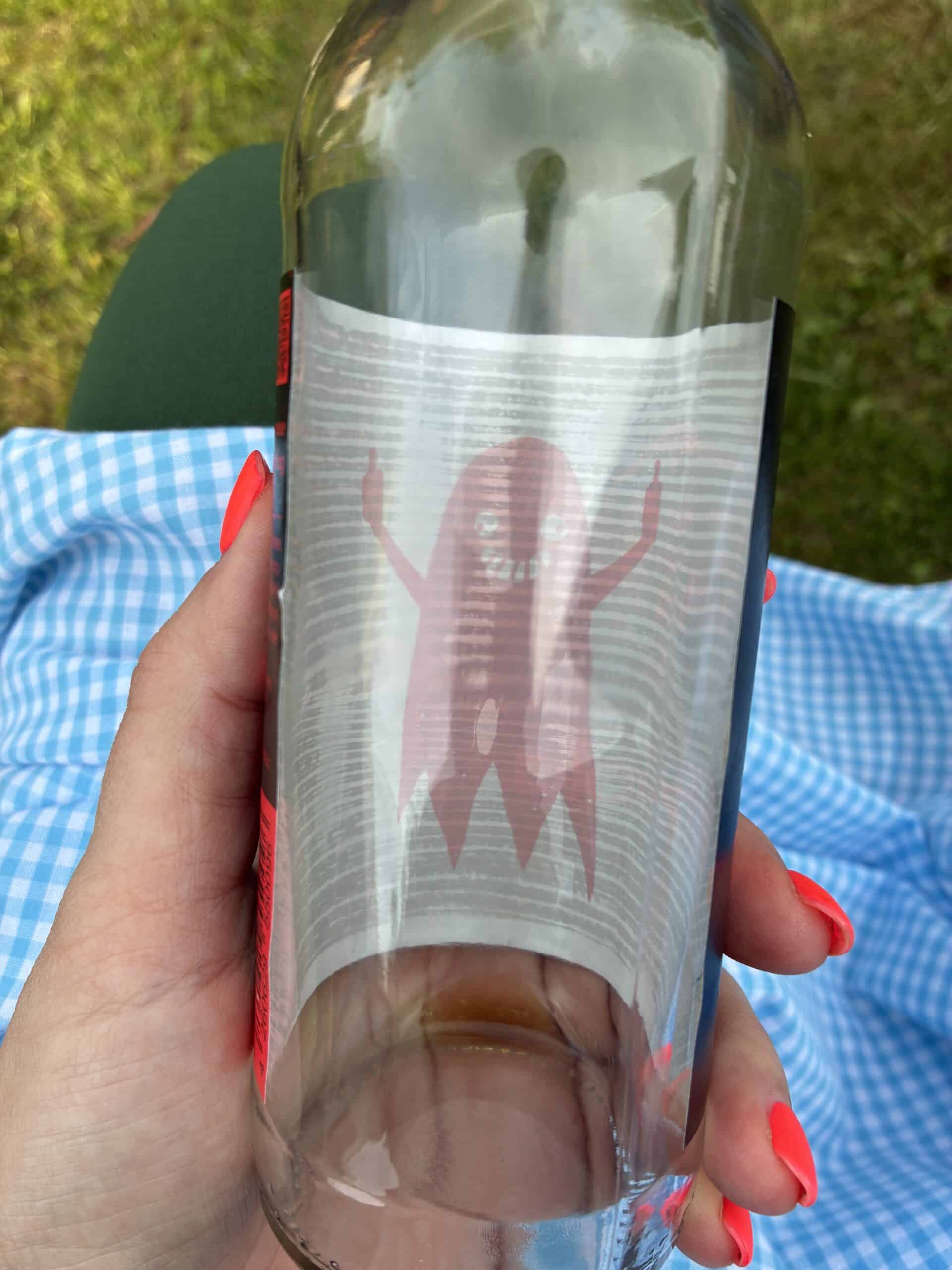 Die Feier mit vielen Kindern ist bunt, toll und macht Freude. Ich halte mich an koffeinhaltiger Cola für die Energie fest.