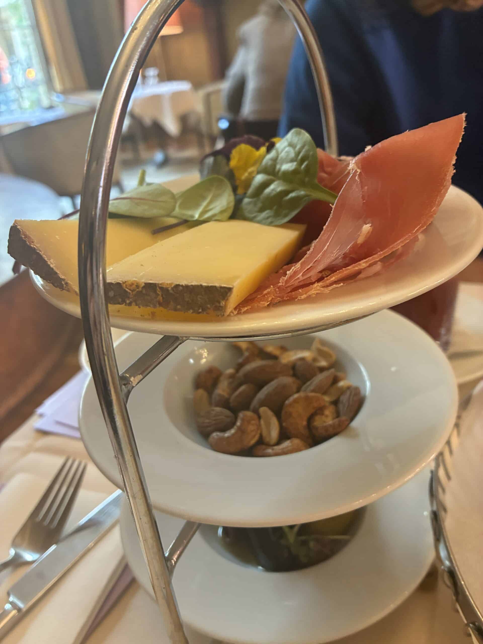 Am frühen Abend fahre ich zum Krebsstammtisch, wo wir uns so Etageren teilen und dazu quatschen. Schön und gemütlich ist es.