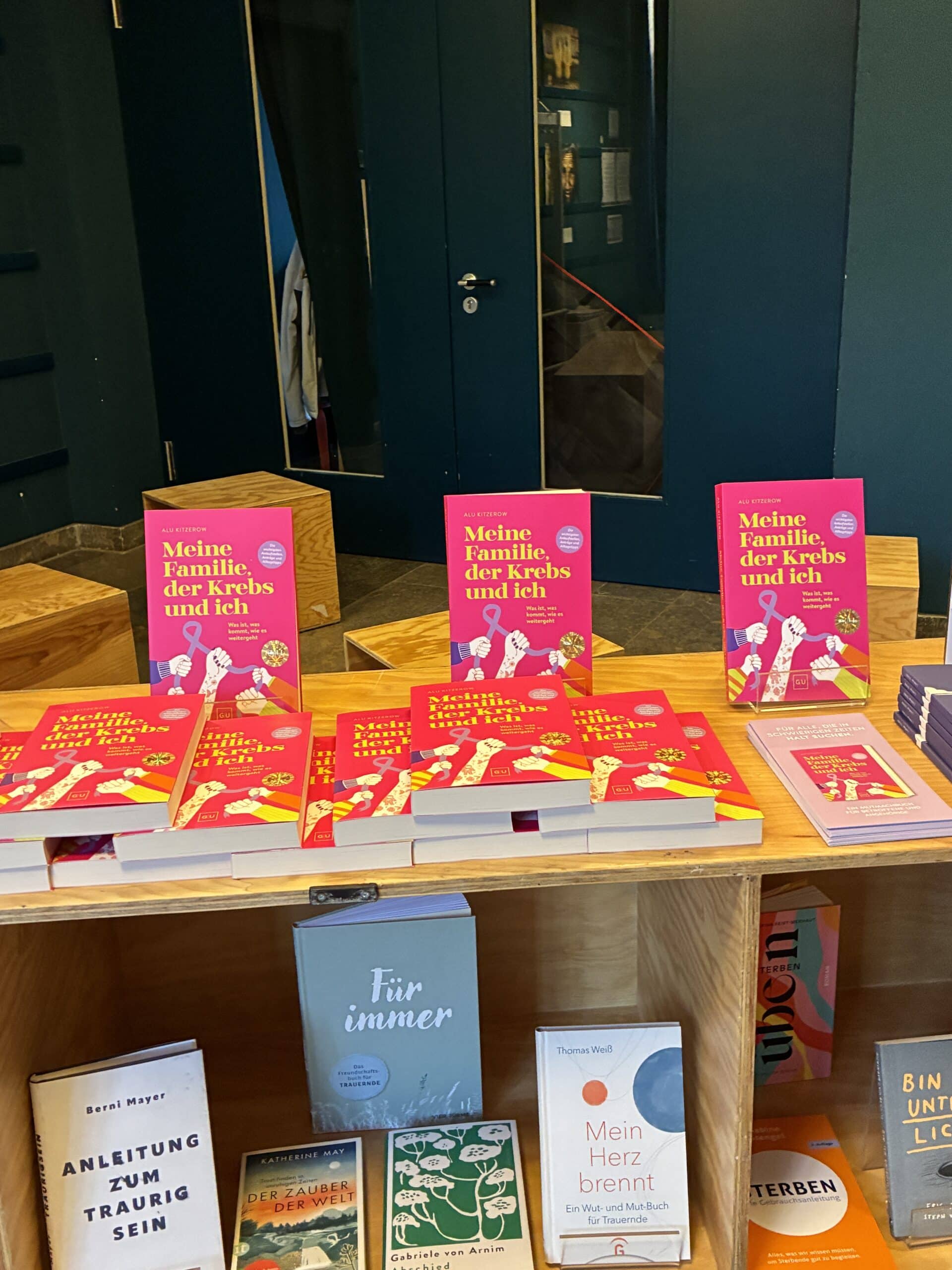 Vor Ort gibt es einen Buchtisch aus dem Bilderbuchladen. Dort kann man neben meinem Buch "Meine Familie, der Krebs und ich" noch ganz viele andere Titel zum Thema Krebs erwerben.