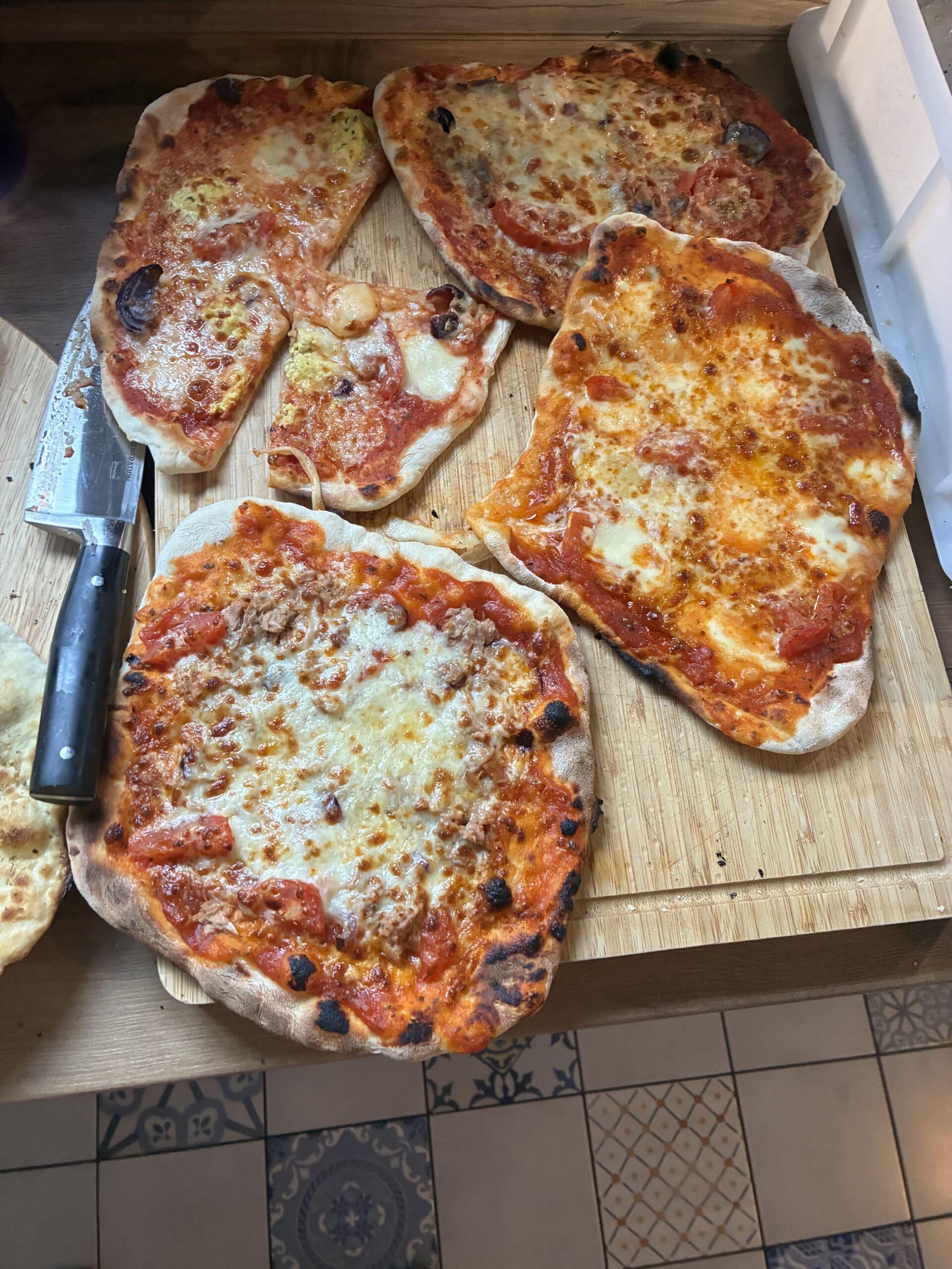 und es wird Pizza mit dem Pizzastein gebacken für K2 und seine Gäste.
