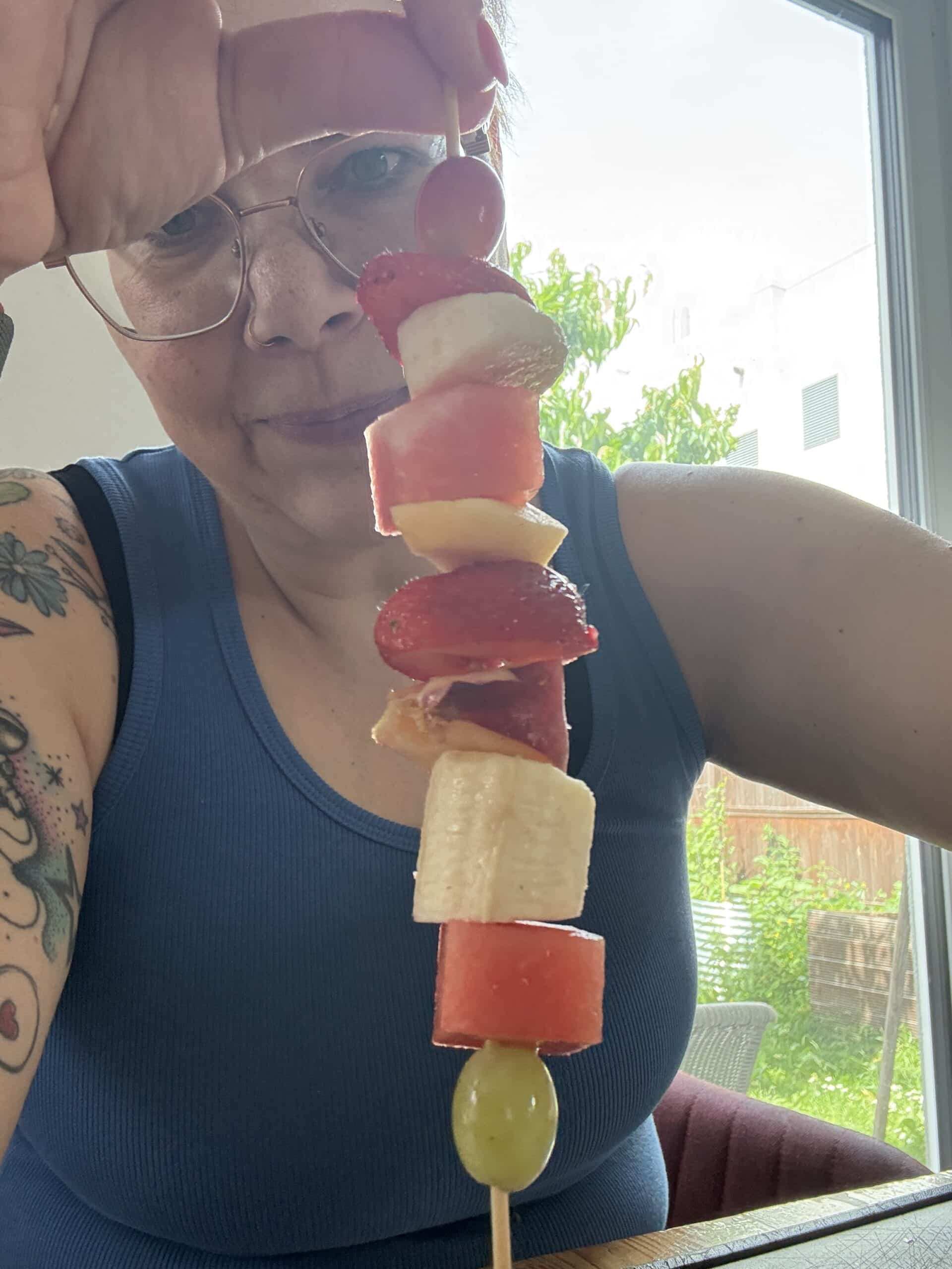 Dann werden heute noch 30 Obstspiesse gefertigt, für das Picknick morgen zum Kindertag.