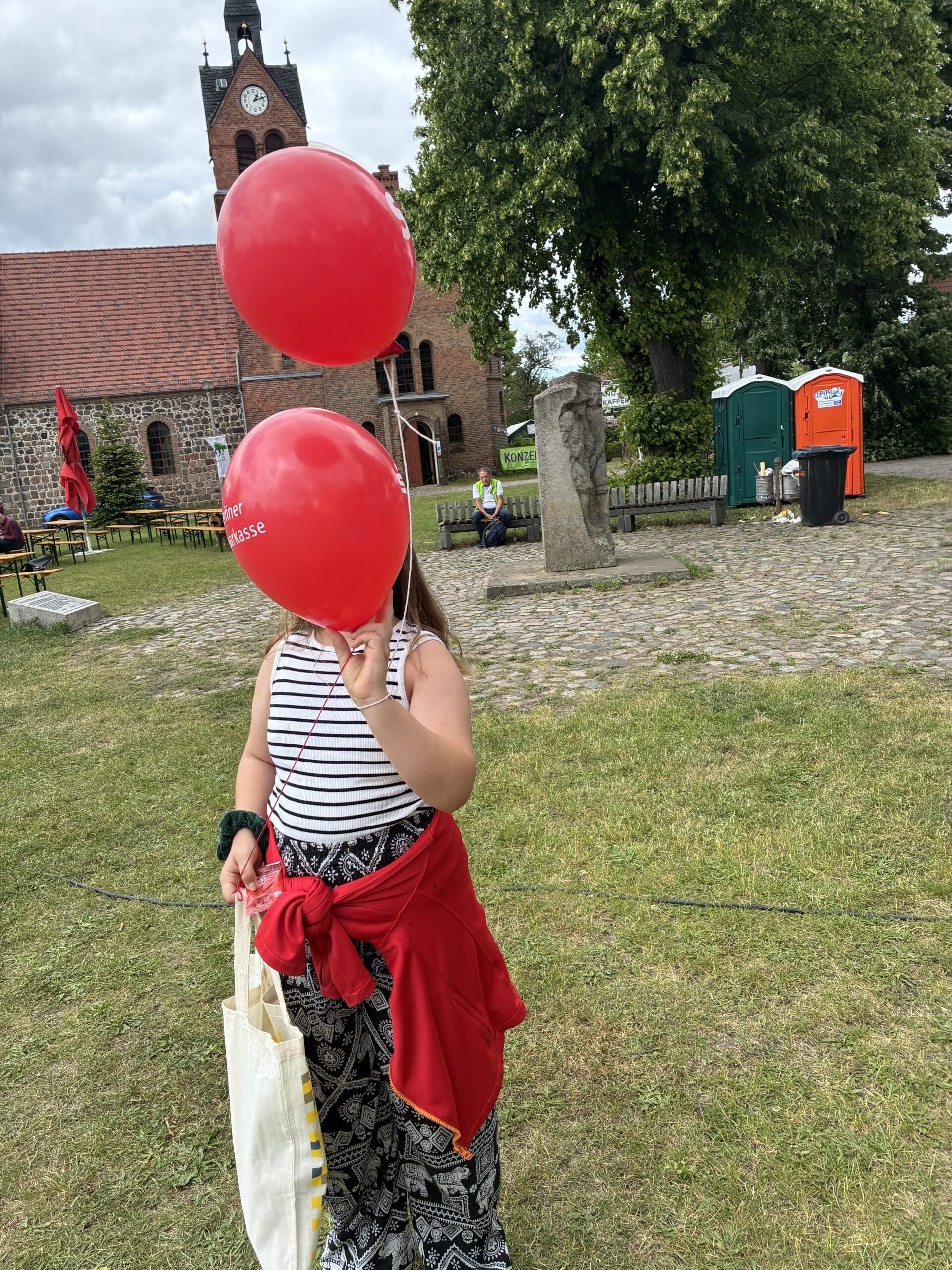 Auf den Buchholzer Festtagen bekommt das Kind Ballons geschenkt und freut sich sehr darüber.
