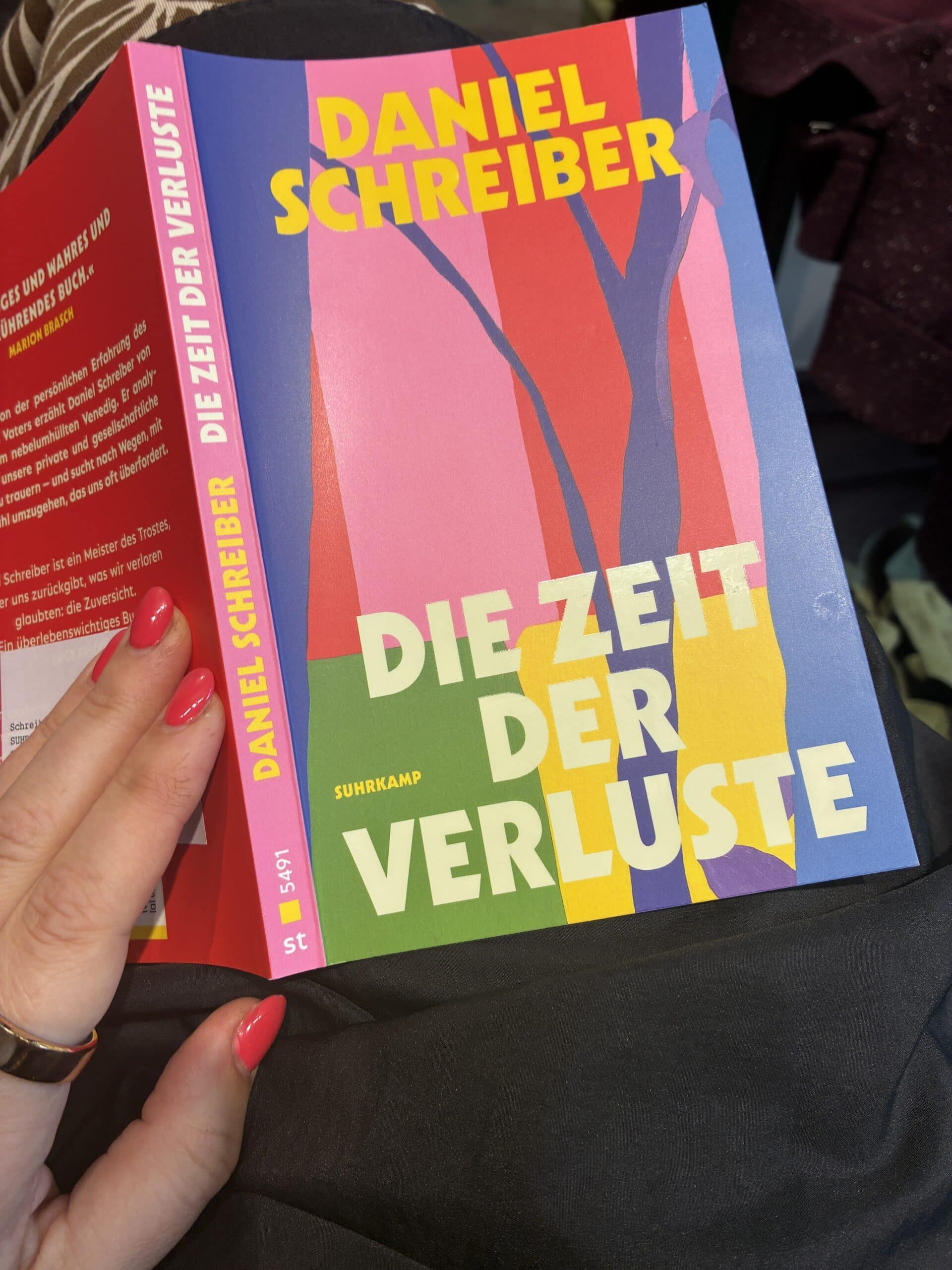 #4 Danach geht es zum Friseur. Für mich Lesezeit, während die Haarfarbe einwirkt.