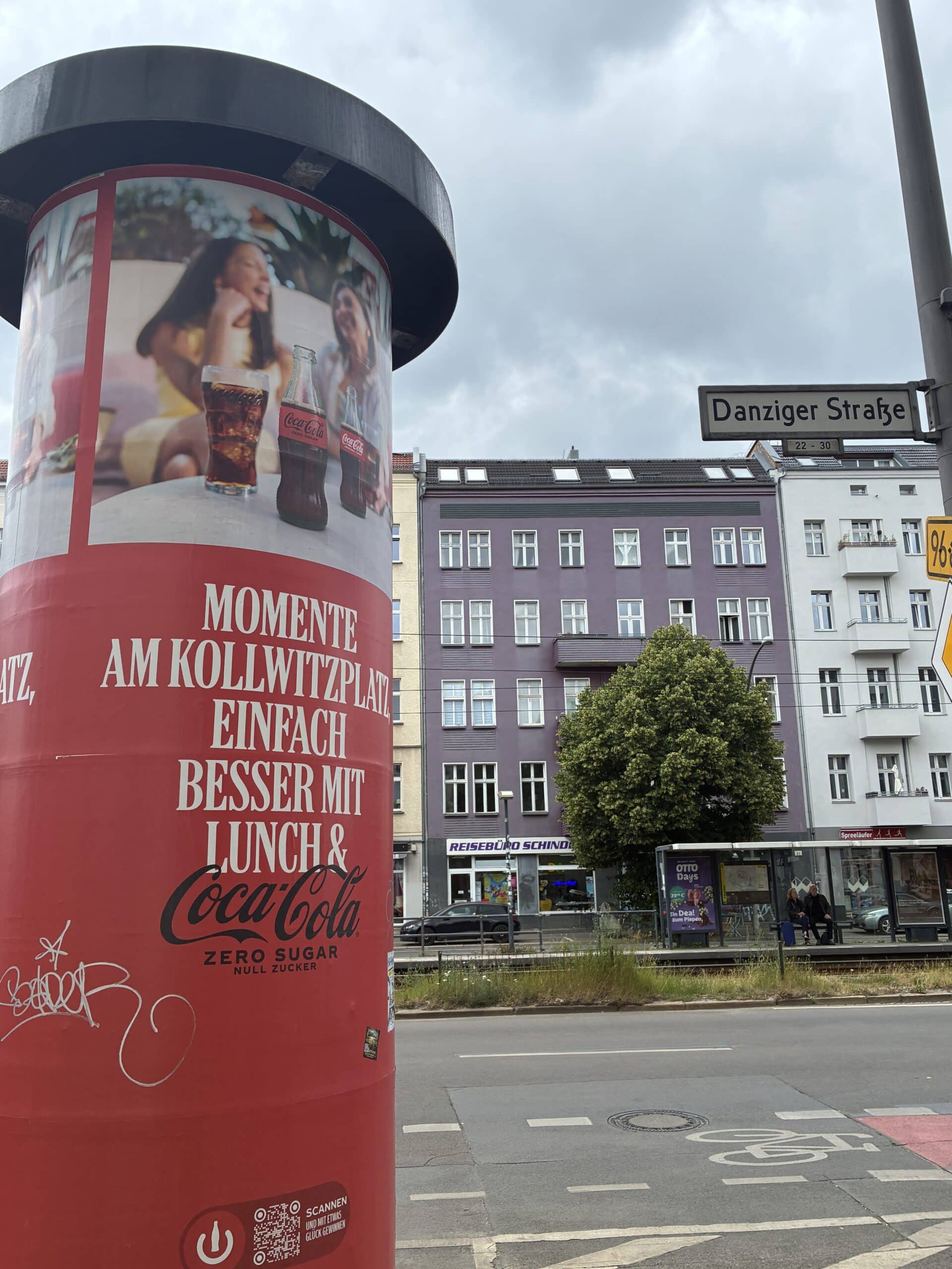 #6 Ab in meinen alten Kiez. Ich brauch noch ein Geschenk zum Geburtstag. Dort hängt jetzt Werbung für Cola.
