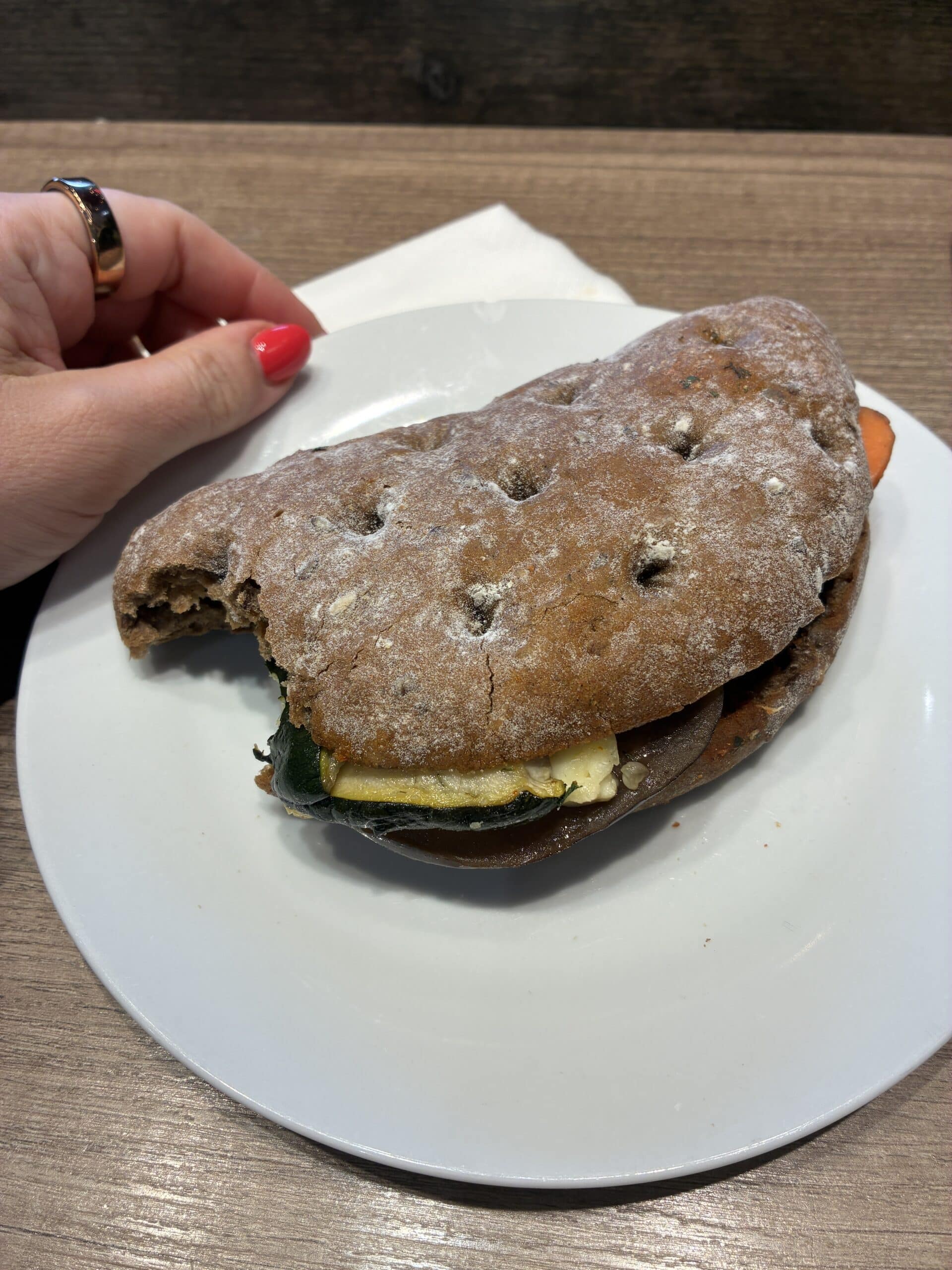 #7 Zum Mittag gibt es Gemüse Halloumi Sandwich für 4 Euro.