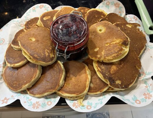 #11 Daheim dann noch Pancakes backen für den Geburtstag. Ohne etwas in den Händen tauchen wir da nicht auf.