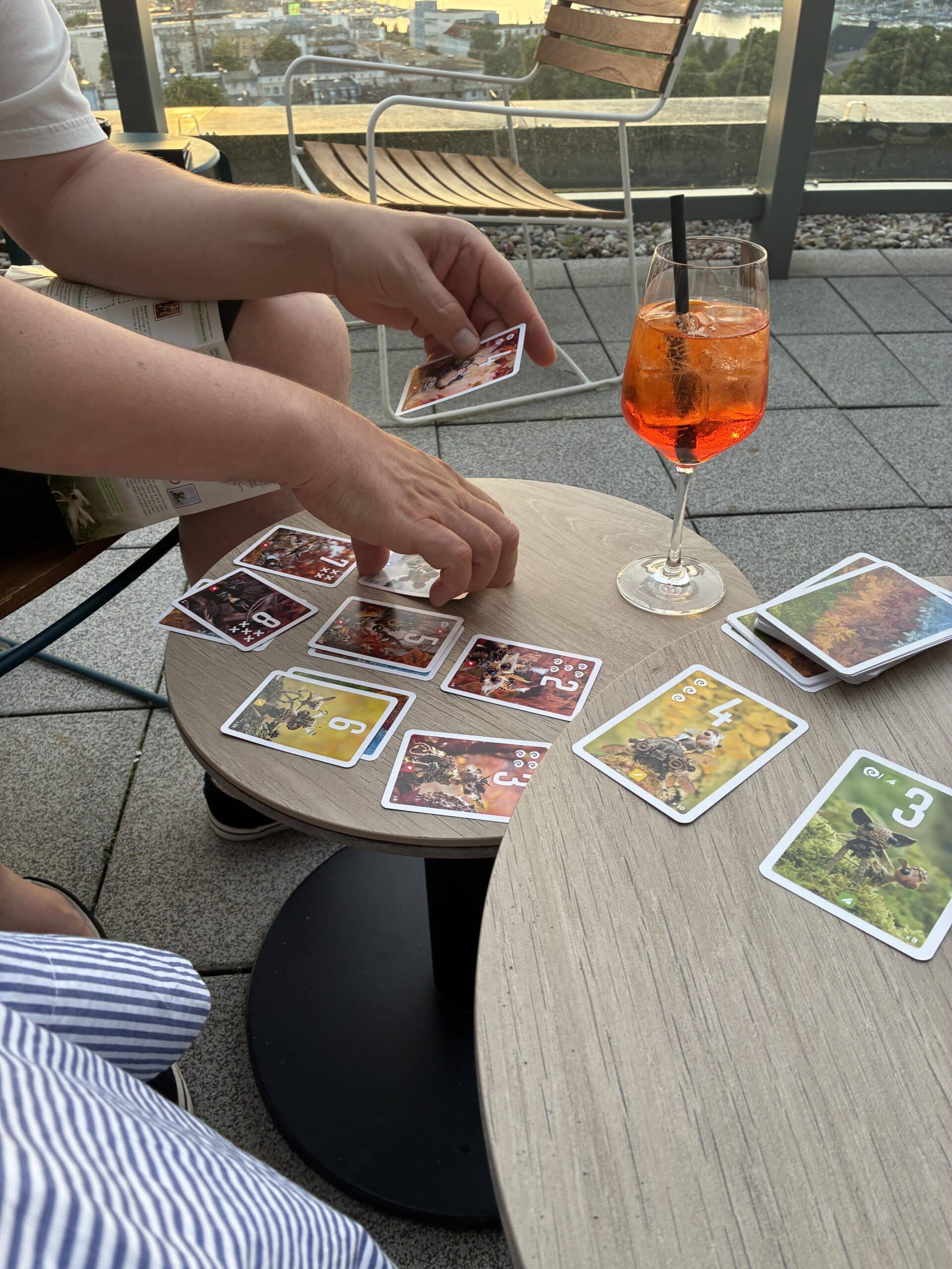 Am Abend dann Karten spielen auf der Terrasse.