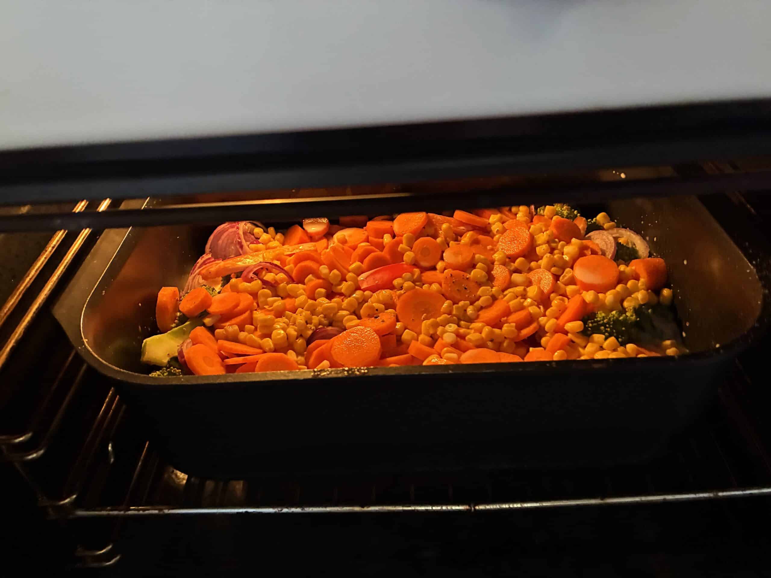 Während Fisch und Gemüse vor sich brutzeln.