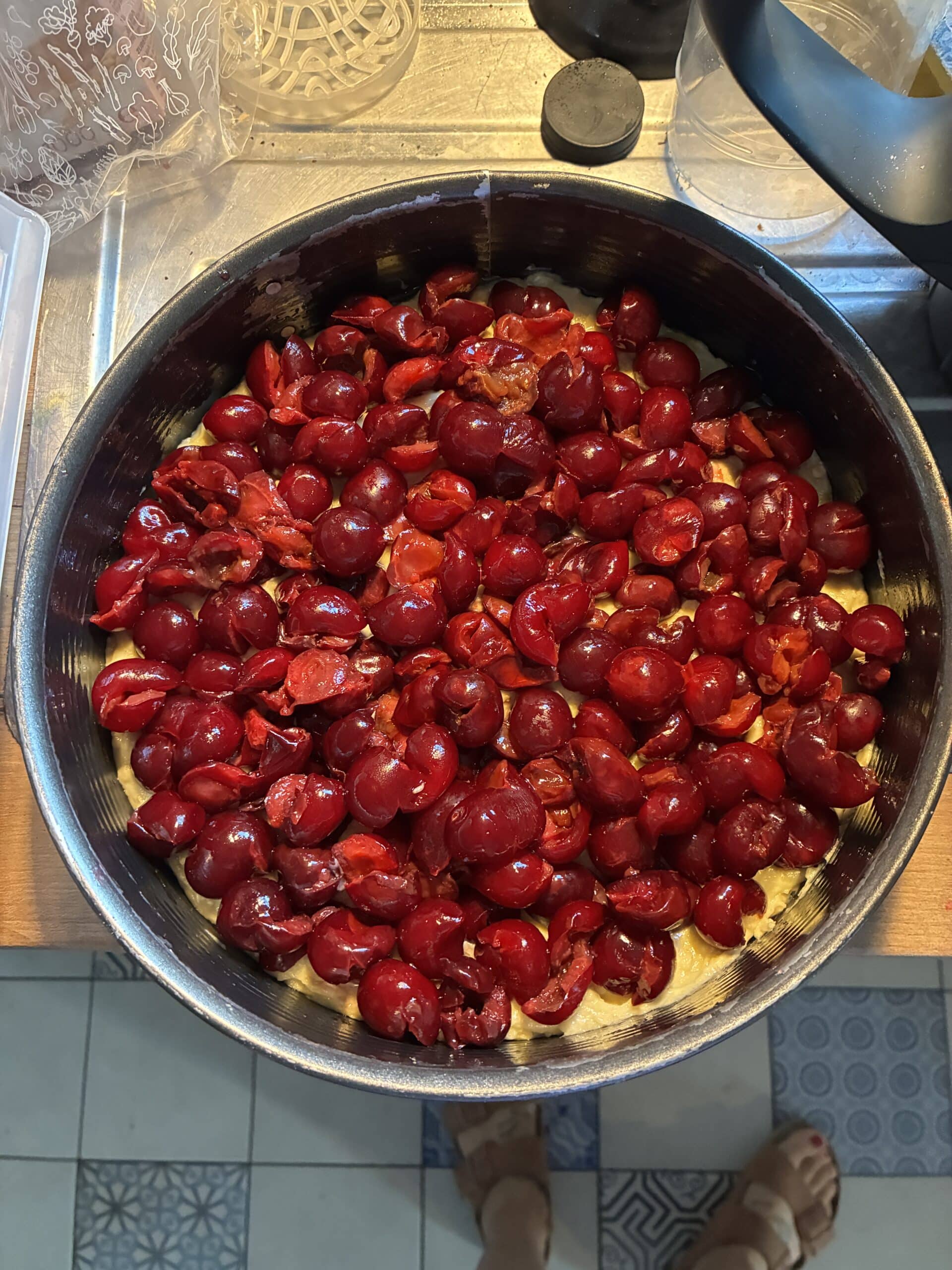 Der Tag beginnt früh. Ich kann ab 5 Uhr nicht mehr schlafen, zu 6 Uhr stehe ich auf und backe Kirschkuchen. Backen hilft mir immer beim Ordnen und die Familie mag das am Wochenende sowieso.