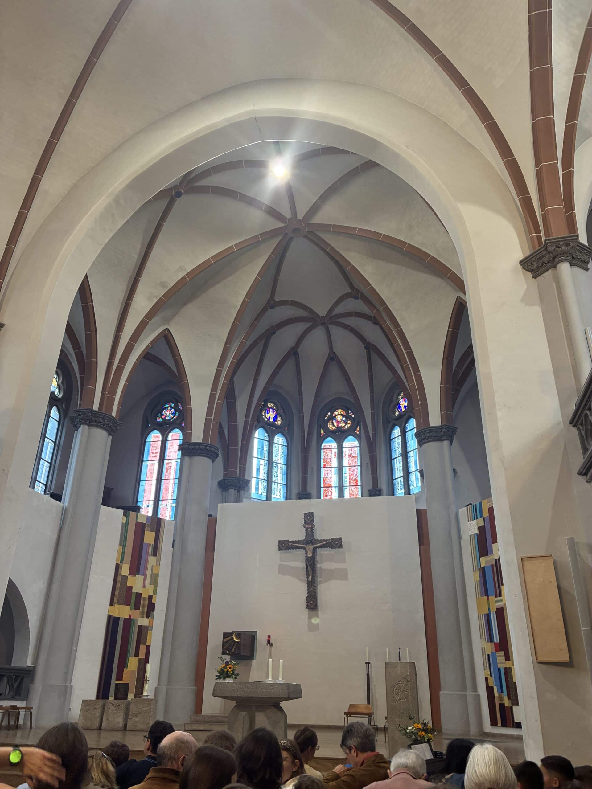 Danach geht es zur Schuleinführung des jüngsten Kindes an der neuen Schule. Hier beginnt alles mit einem Gottesdienst.