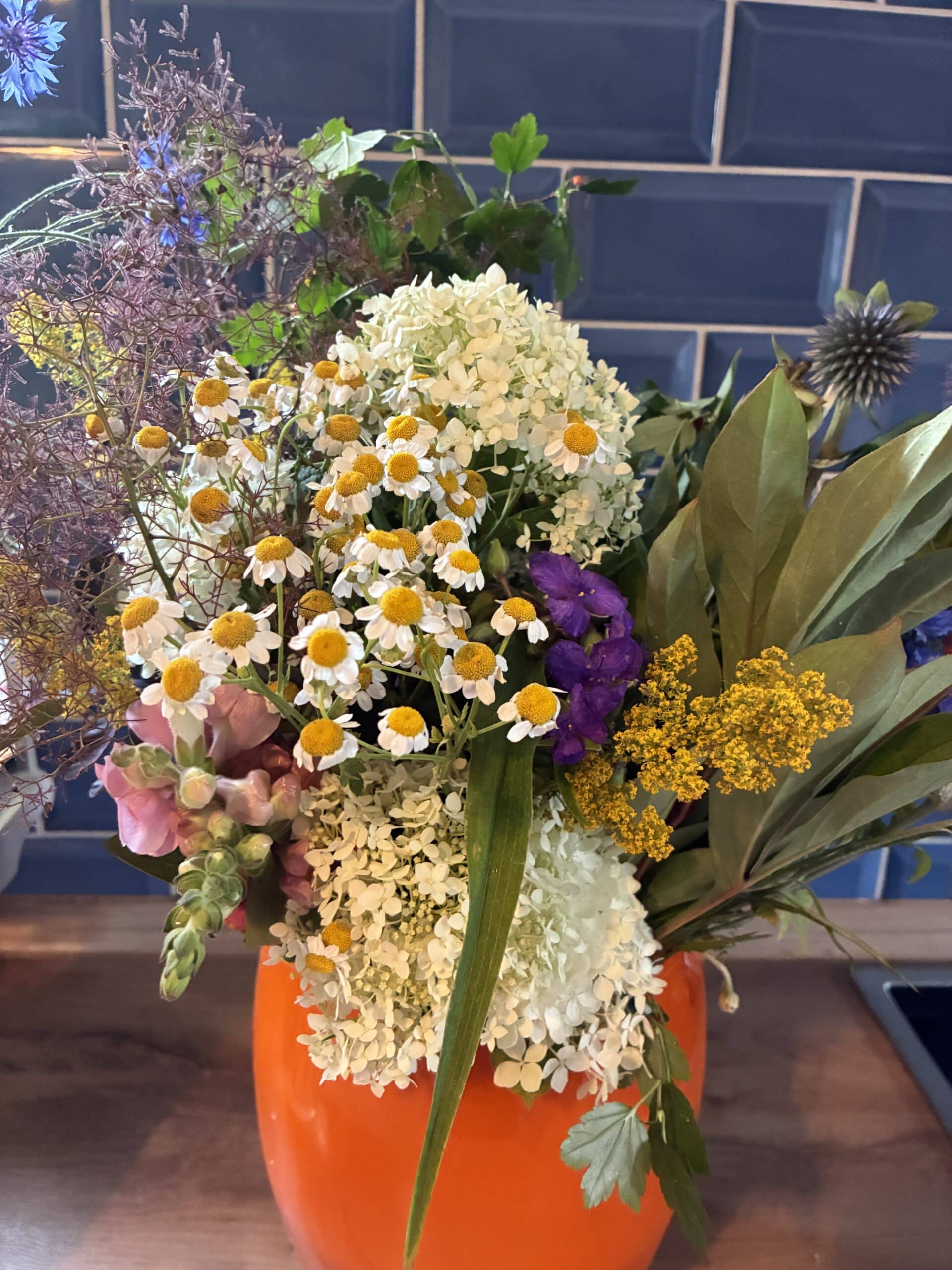 Vom Fest hab ich mir, wieder mal, tolle Blumensträuße mitgebracht. Ich liebe solche Sommersträuße , so schön.