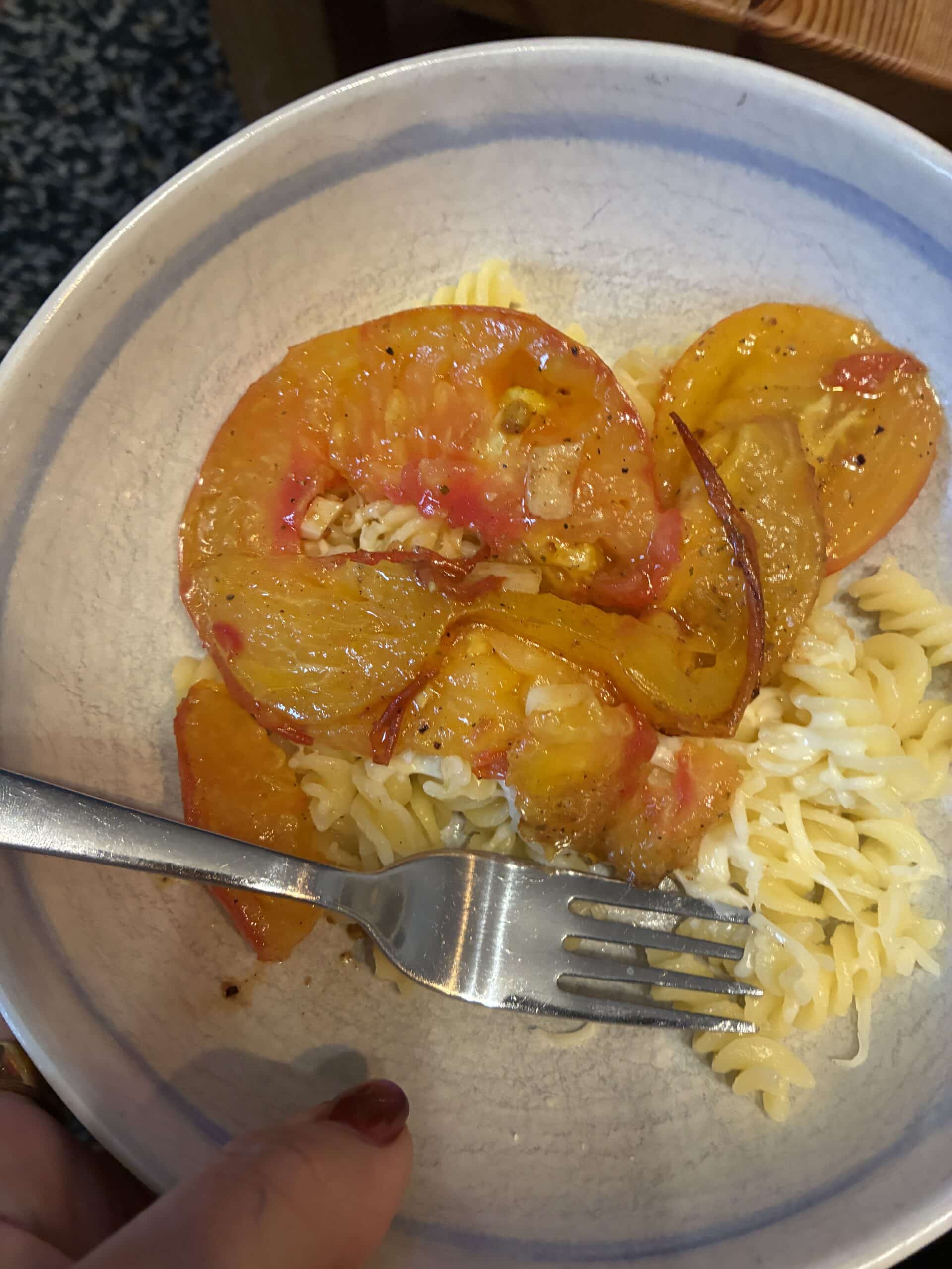 und zum Abendbrot dann Nudeln mit kurz angebratenen Tomaten aus der Pfanne für die Familie. Ich gehe früh ins Bett und lese noch etwas.