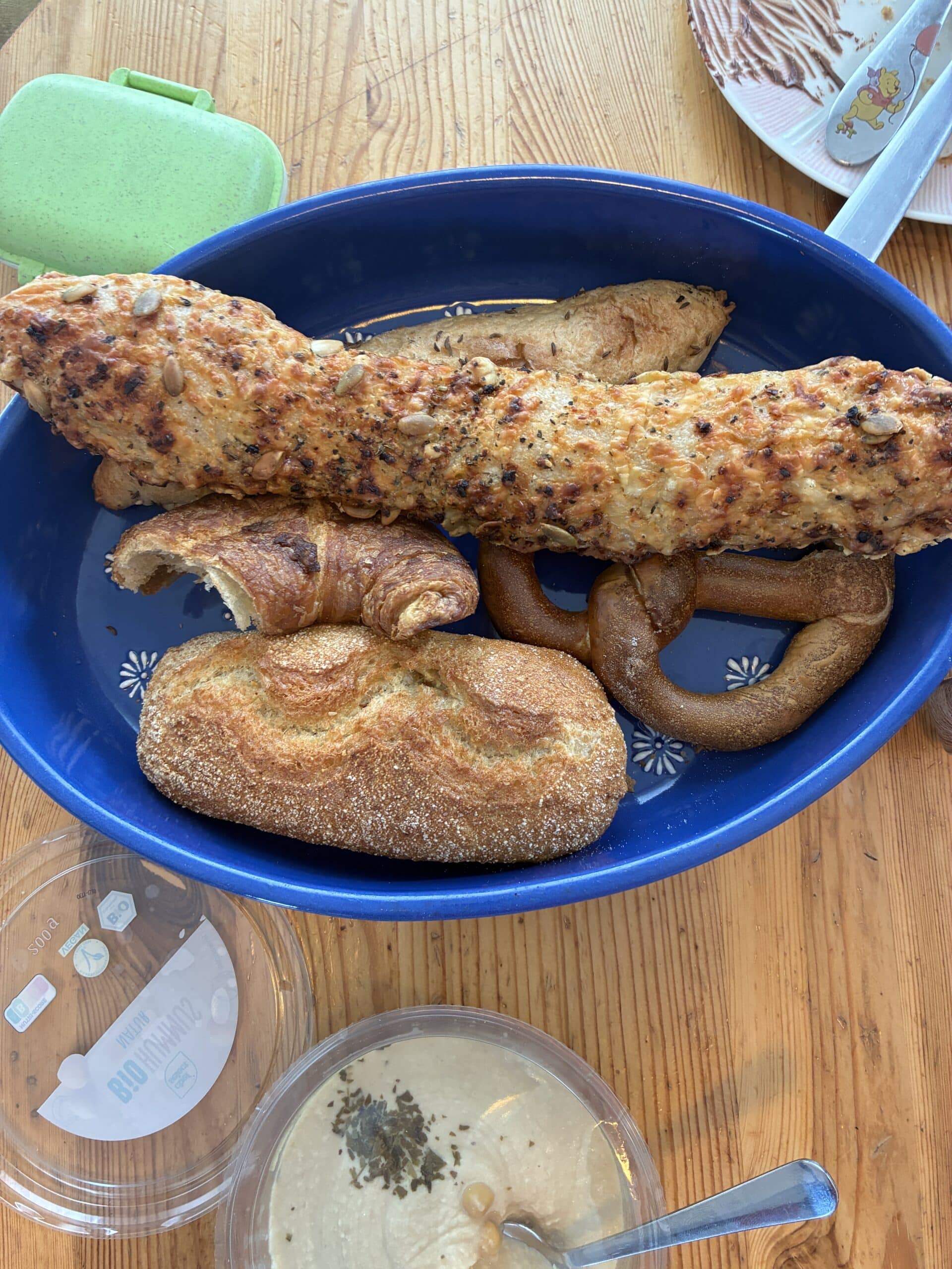 Hallo Sonntag. Zum Frühstück gab es heute Brötchen Mischung. Hier die Reste.