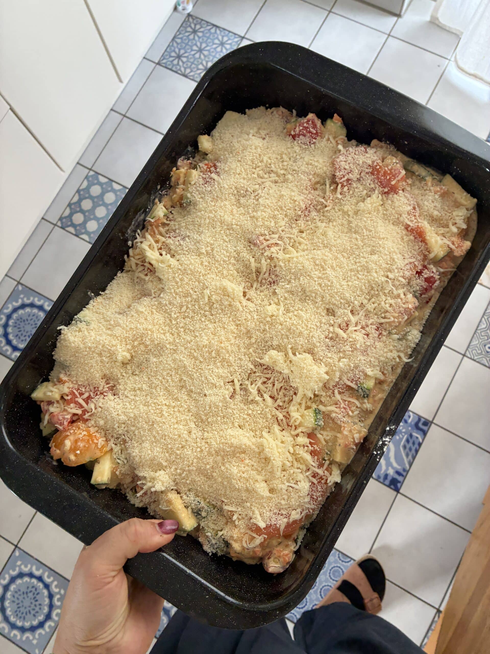und dann gibt es am Abend Auflauf mit ganz viel Gemüseresten und Käse. Die Kinder meckern natürlich, aber das ist mir egal.