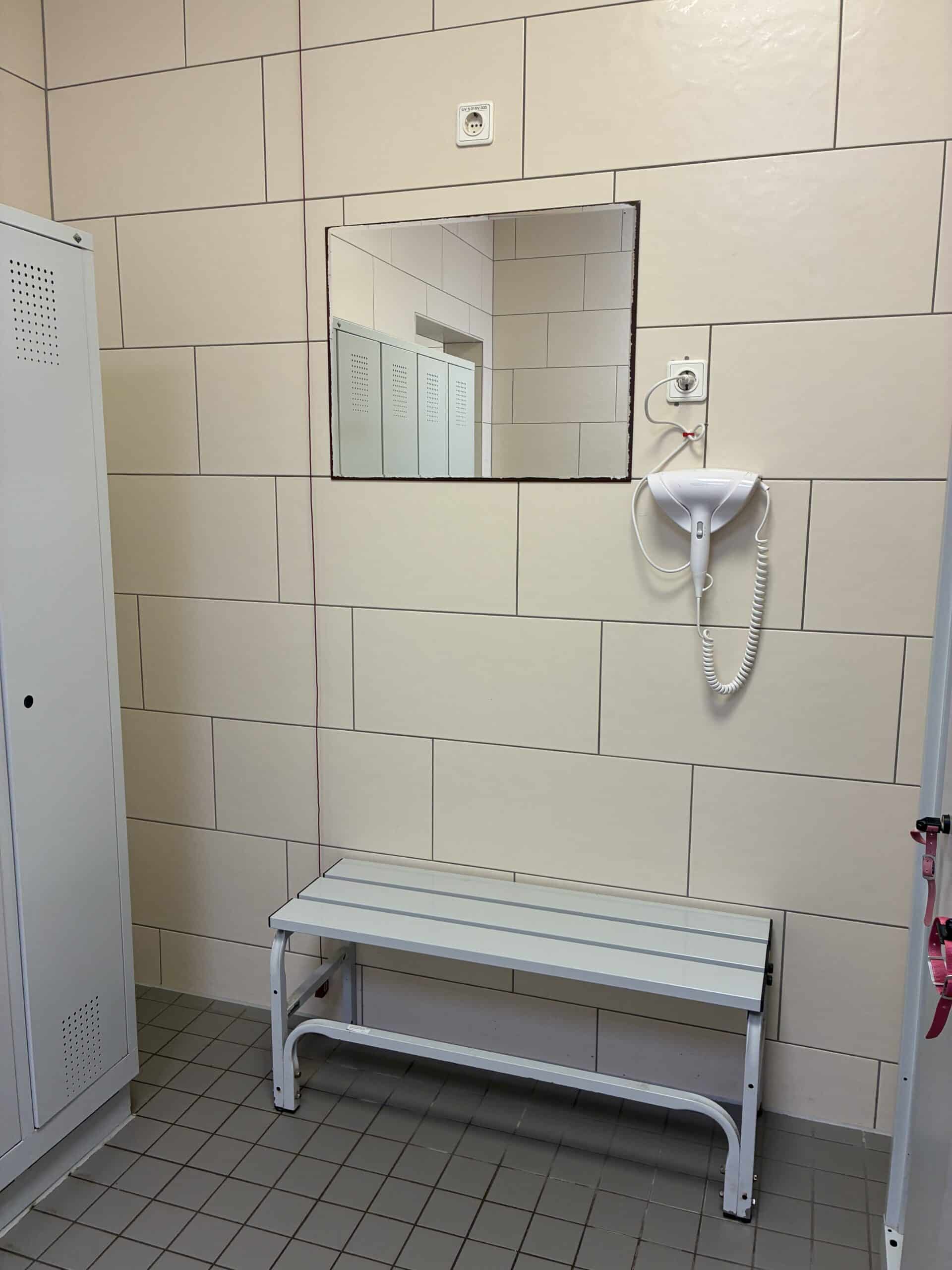 Die Tristesse von Umkleideräumen.
