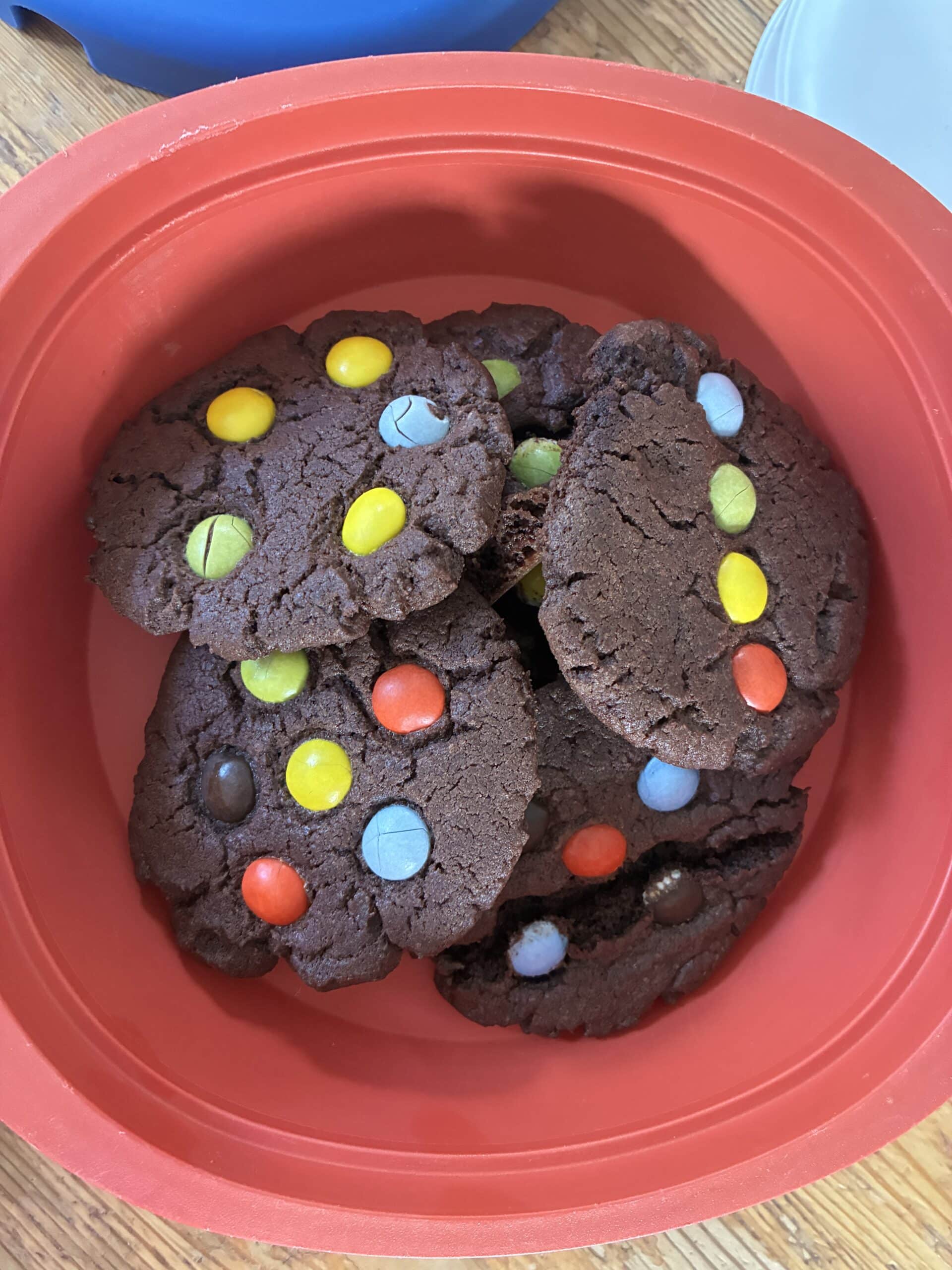 Danach werden Kekse gebacken für ein Geschenk und für die Familie.