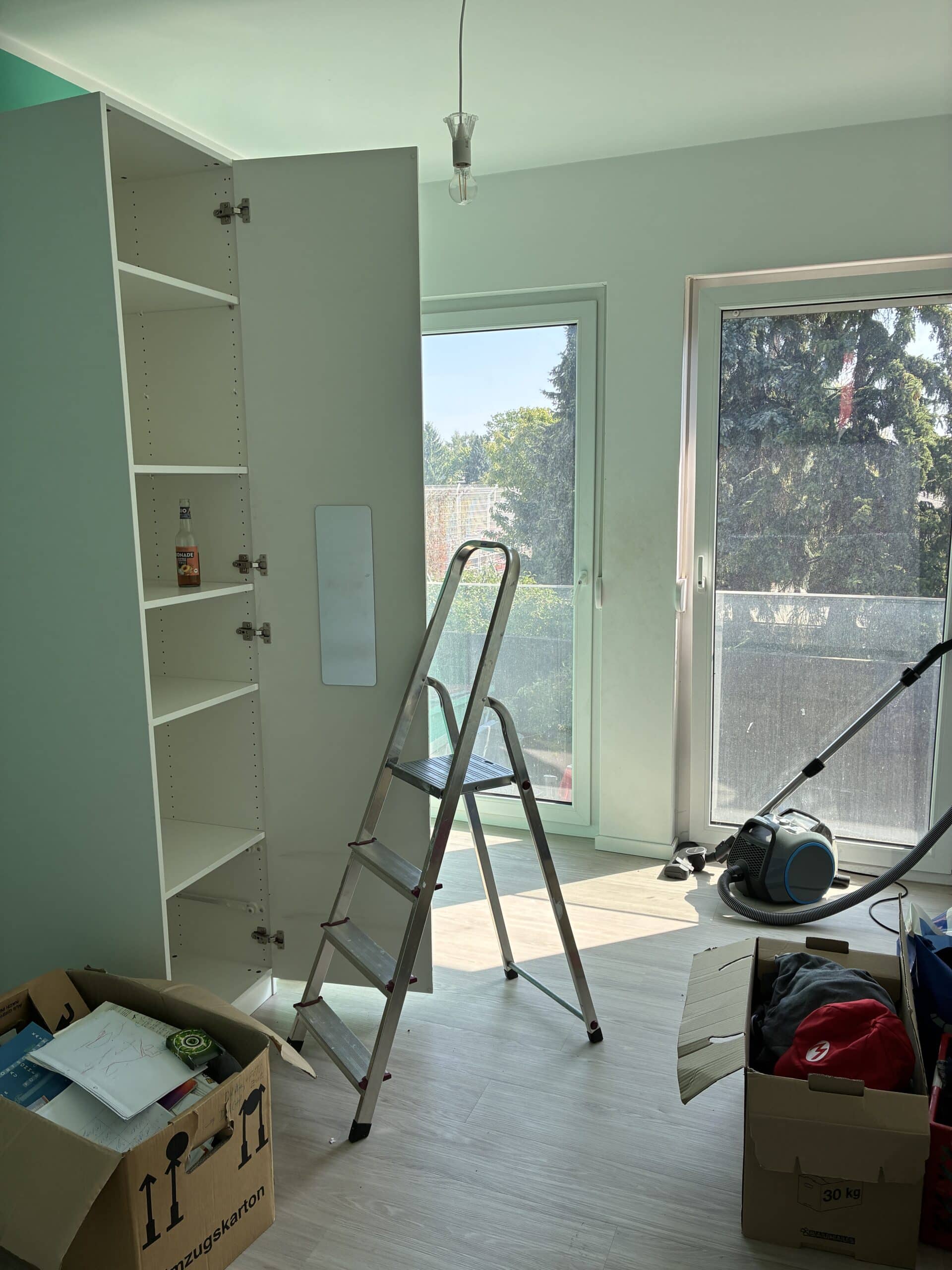 Hallo Samstag. Heute wird das Zimmer vom Sohn gemalert.