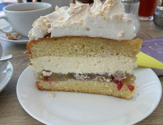 #4 Unter anderem essen wir ein großes Stück Torte. Stachelbeer Baiser. Für mich fast zu süß, ich mag es ja gern sauer in Mischung mit Baiser.