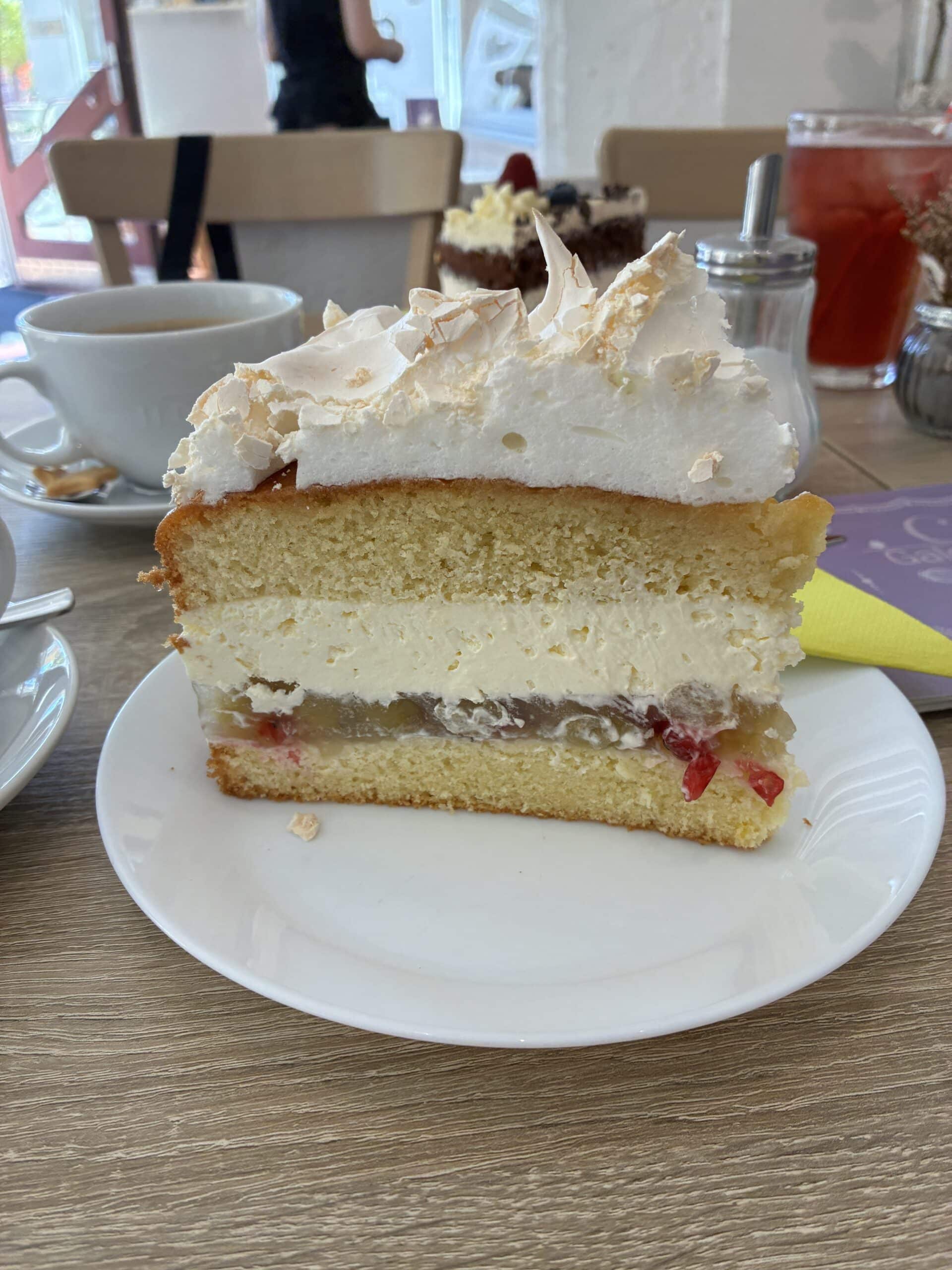 #4 Unter anderem essen wir ein großes Stück Torte. Stachelbeer Baiser. Für mich fast zu süß, ich mag es ja gern sauer in Mischung mit Baiser.
